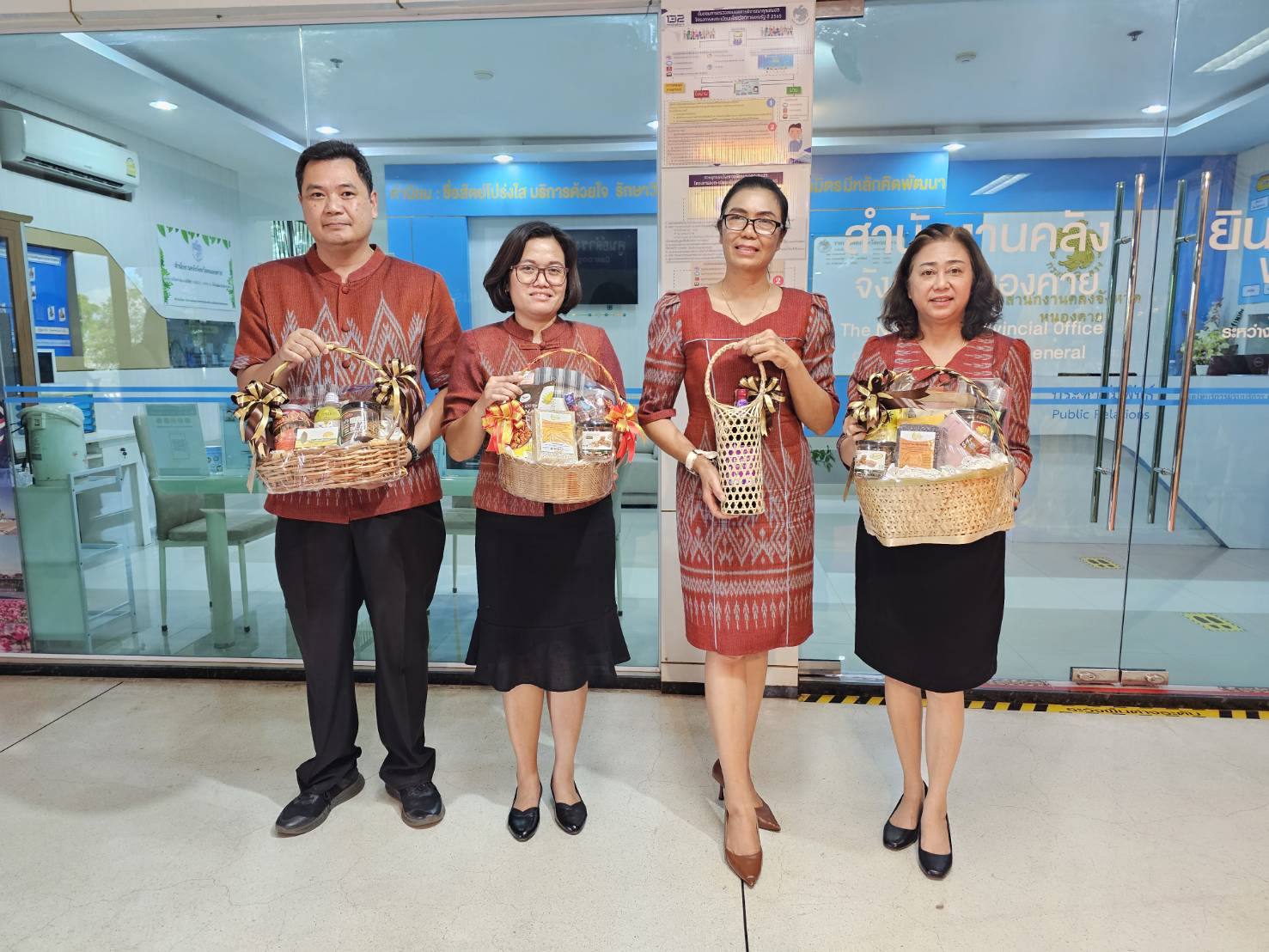 พช.หนองคาย เตรียมความพร้อมจัดทำสื่อประชาสัมพันธ์ กระเช้า OTOP หนองคาย “อยู่ดี มีแฮง ฮักแพง ปันสุข” ส่งความสุขให้คนที่คุณรัก สุขใจทั้งผู้ให้และผู้รับ