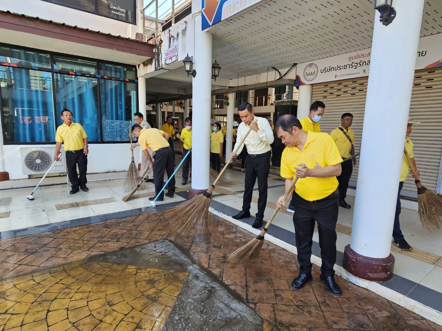 รองผู้ว่าฯหนองคาย นำทีมพช.หนองคาย เครือข่าย OTOP และภาคี ร่วมกัน “Big Cleaning Day ศูนย์แสดงและจำหน่ายผลิตภัณฑ์ OTOP จังหวัดหนองคาย”