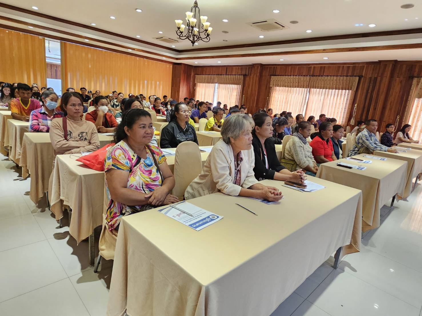 จังหวัดหนองคาย มุ่งพัฒนาคุณภาพชีวิตครัวเรือนยากจน สร้างความมั่นคงด้านอาชีพ ให้สามารถพึ่งตนเองได้อย่างยั่งยืน อบรมเข้มข้นต่อเนื่อง รุ่นที่ 3 โครงการสืบสานภูมิปัญญา พัฒนาเศรษฐกิจฐานรากสู่ความยั่งยืน กิจกรรมพัฒนาและยกระดับคุณภาพชีวิตครัวเรือนยากจน ตามแนวทางสัมมาชีพชุมชนสู่ความยั่งยืน