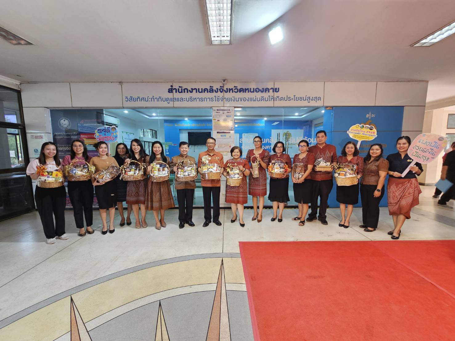 พช.หนองคาย เตรียมความพร้อมจัดทำสื่อประชาสัมพันธ์ กระเช้า OTOP หนองคาย “อยู่ดี มีแฮง ฮักแพง ปันสุข” ส่งความสุขให้คนที่คุณรัก สุขใจทั้งผู้ให้และผู้รับ