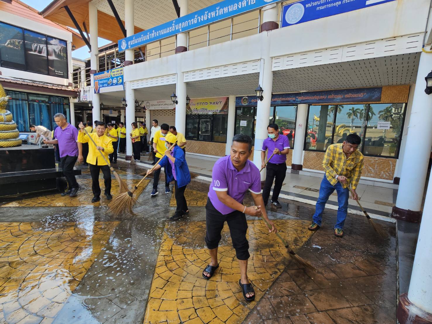 รองผู้ว่าฯหนองคาย นำทีมพช.หนองคาย เครือข่าย OTOP และภาคี ร่วมกัน “Big Cleaning Day ศูนย์แสดงและจำหน่ายผลิตภัณฑ์ OTOP จังหวัดหนองคาย”