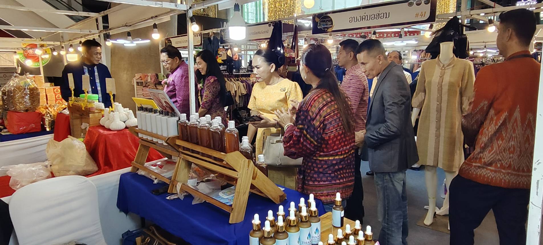 จังหวัดหนองคาย จัดยิ่งใหญ่พิธีเปิดโครงการสืบสานภูมิปัญญา พัฒนาเศรษฐกิจฐานรากสู่ความยั่งยืน “มหกรรมของดี ของเด่นลุ่มน้ำโขง” จังหวัดหนองคาย ยกขบวนสินค้า OTOP ของดี ของเด่น หนองคาย กลุ่ม จ.สบายดี มาจัดจำหน่าย ณ ศูนย์การค้าเอสพลานาด กทม.