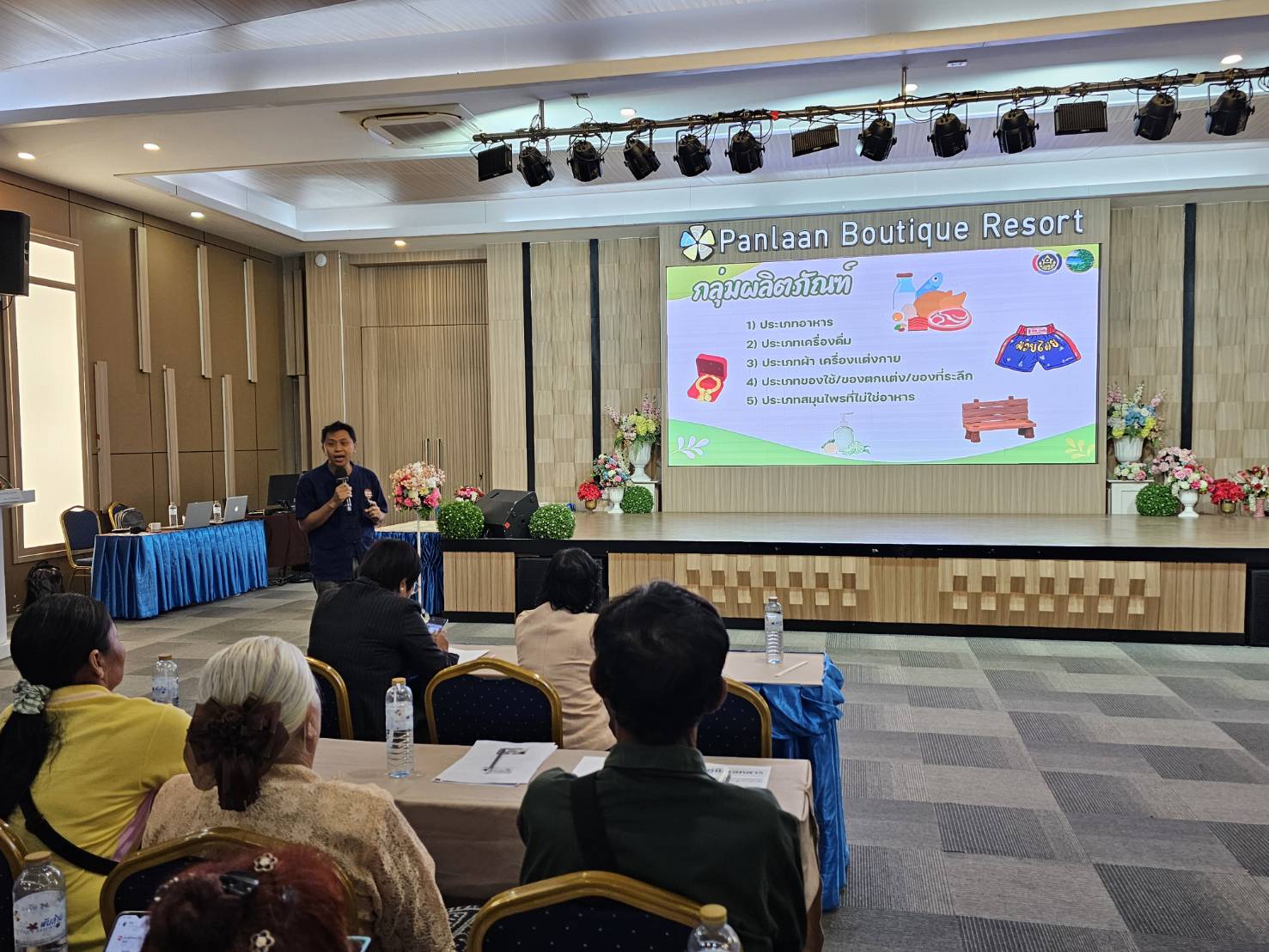 จังหวัดหนองคาย ดำเนินโครงการสืบสานภูมิปัญญา พัฒนาเศรษฐกิจฐานรากสู่ความยั่งยืน กิจกรรมพัฒนาและยกระดับคุณภาพชีวิตครัวเรือนยากจน ตามแนวทางสัมมาชีพชุมชนสู่ความยั่งยืน รุ่นที่ 1 มุ่งพัฒนาคุณภาพชีวิตครัวเรือนยากจน สร้างความมั่นคงด้านอาชีพ ให้สามารถพึ่งตนเองได้อย่างยั่งยืน