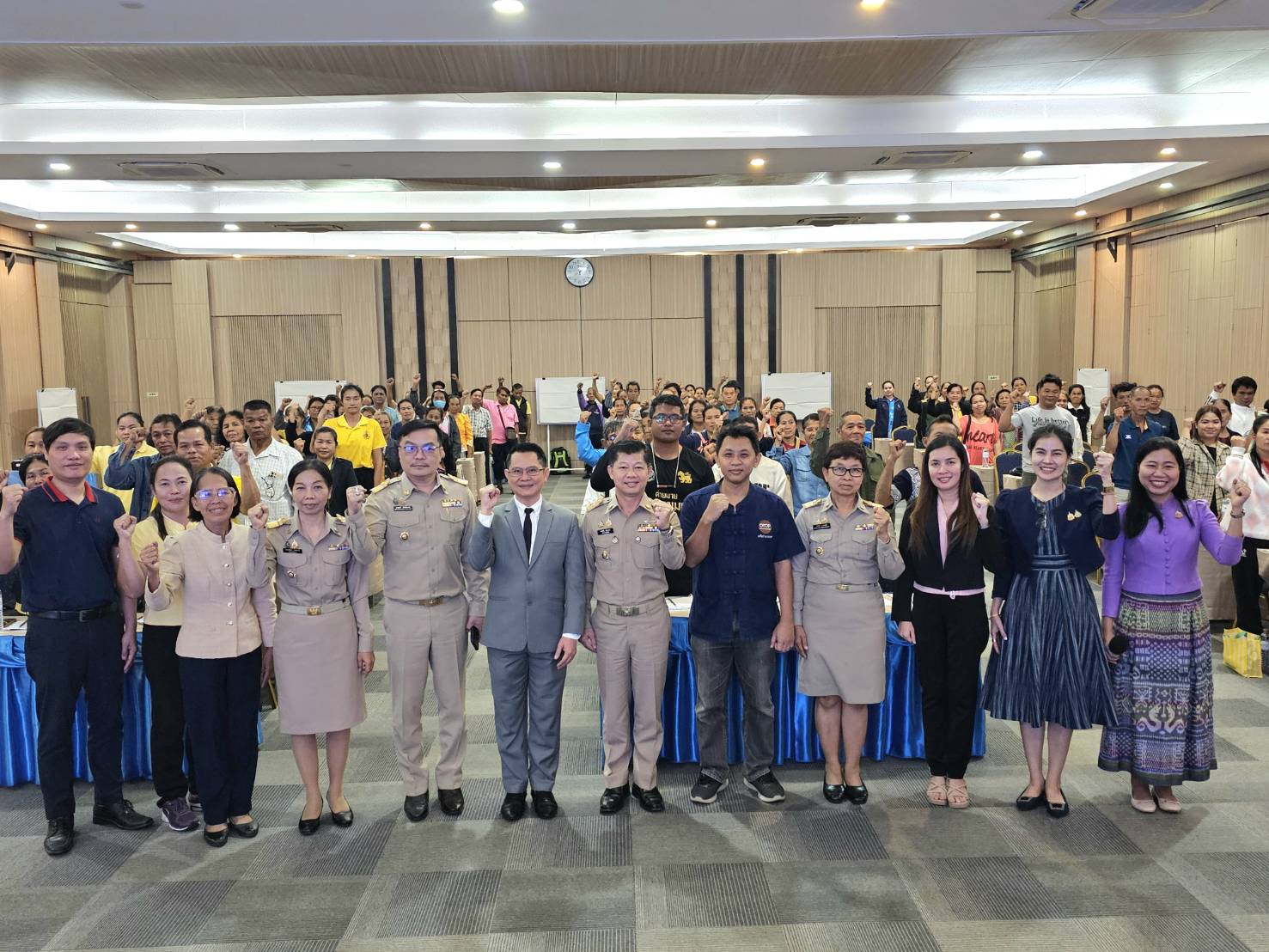 หนองคาย อบรมเข้มข้นต่อเนื่องโครงการสืบสานภูมิปัญญา พัฒนาเศรษฐกิจฐานรากสู่ความยั่งยืน กิจกรรมพัฒนาและยกระดับคุณภาพชีวิตครัวเรือนยากจน ตามแนวทางสัมมาชีพชุมชนสู่ความยั่งยืน รุ่นที่ 2 เพื่อหาแนวทางในการพัฒนาอาชีพ ให้สามารถพึ่งตนเองได้อย่างยั่งยืน