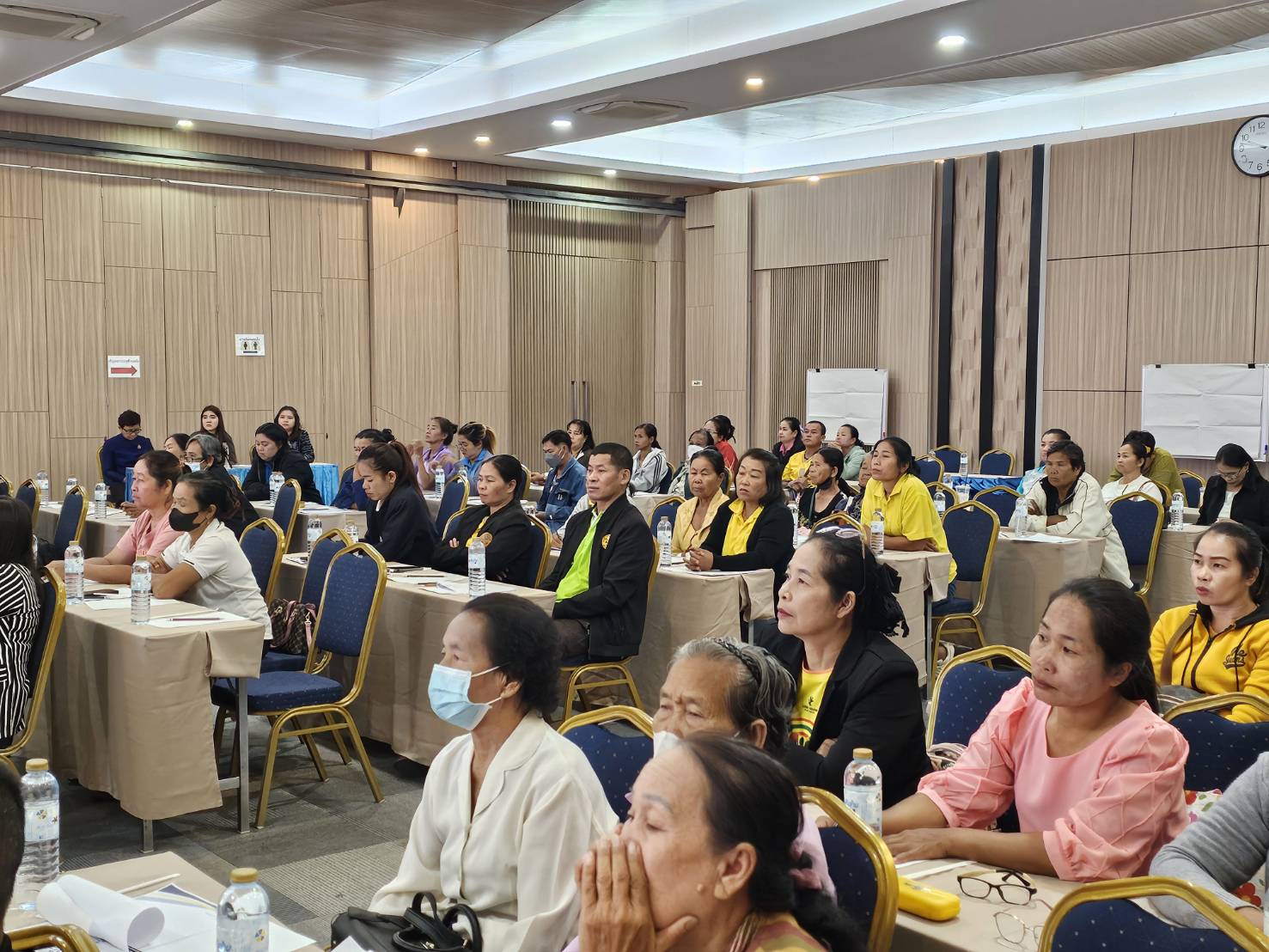 จังหวัดหนองคาย ดำเนินโครงการสืบสานภูมิปัญญา พัฒนาเศรษฐกิจฐานรากสู่ความยั่งยืน กิจกรรมพัฒนาและยกระดับคุณภาพชีวิตครัวเรือนยากจน ตามแนวทางสัมมาชีพชุมชนสู่ความยั่งยืน รุ่นที่ 1 มุ่งพัฒนาคุณภาพชีวิตครัวเรือนยากจน สร้างความมั่นคงด้านอาชีพ ให้สามารถพึ่งตนเองได้อย่างยั่งยืน