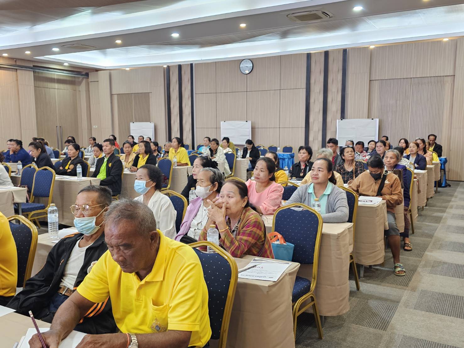 จังหวัดหนองคาย ดำเนินโครงการสืบสานภูมิปัญญา พัฒนาเศรษฐกิจฐานรากสู่ความยั่งยืน กิจกรรมพัฒนาและยกระดับคุณภาพชีวิตครัวเรือนยากจน ตามแนวทางสัมมาชีพชุมชนสู่ความยั่งยืน รุ่นที่ 1 มุ่งพัฒนาคุณภาพชีวิตครัวเรือนยากจน สร้างความมั่นคงด้านอาชีพ ให้สามารถพึ่งตนเองได้อย่างยั่งยืน