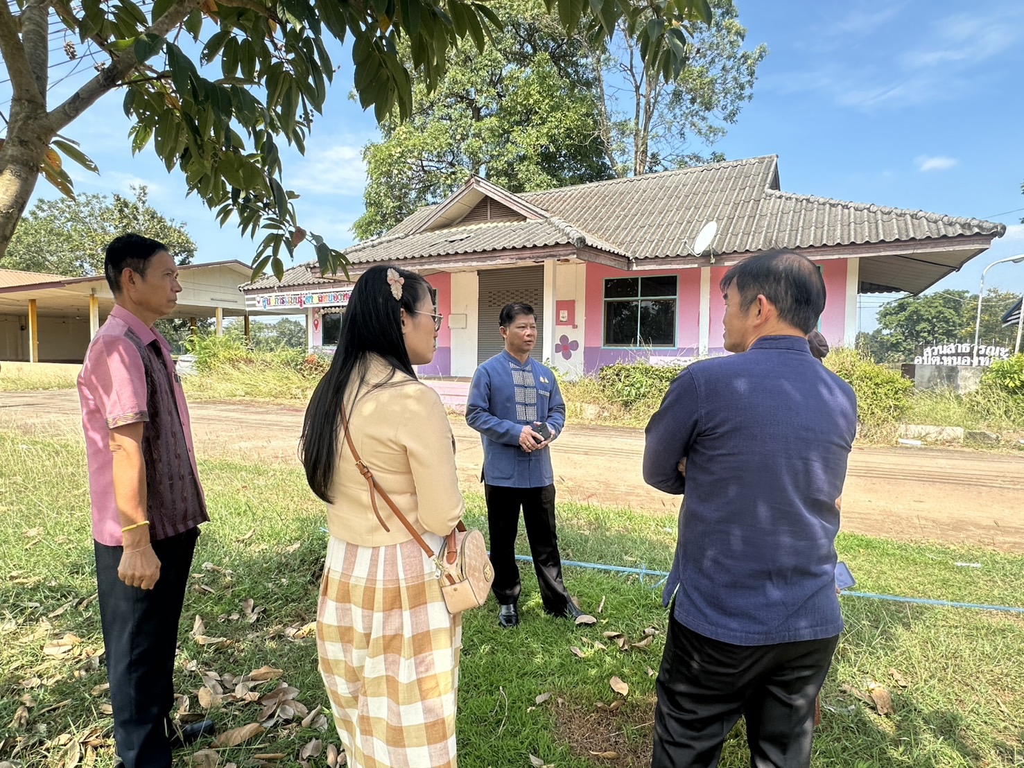 พช.หนองคาย ลงพื้นที่เตรียมความพร้อมการดำเนินงานโครงการ สืบสานภูมิปัญญา พัฒนาเศรษฐกิจฐานรากสู่ความยั่งยืน กิจกรรมย่อยที่ 1 สืบสานภูมิปัญญาผ้าพื้นถิ่น “พญานาคา” สู่ความยั่งยืน