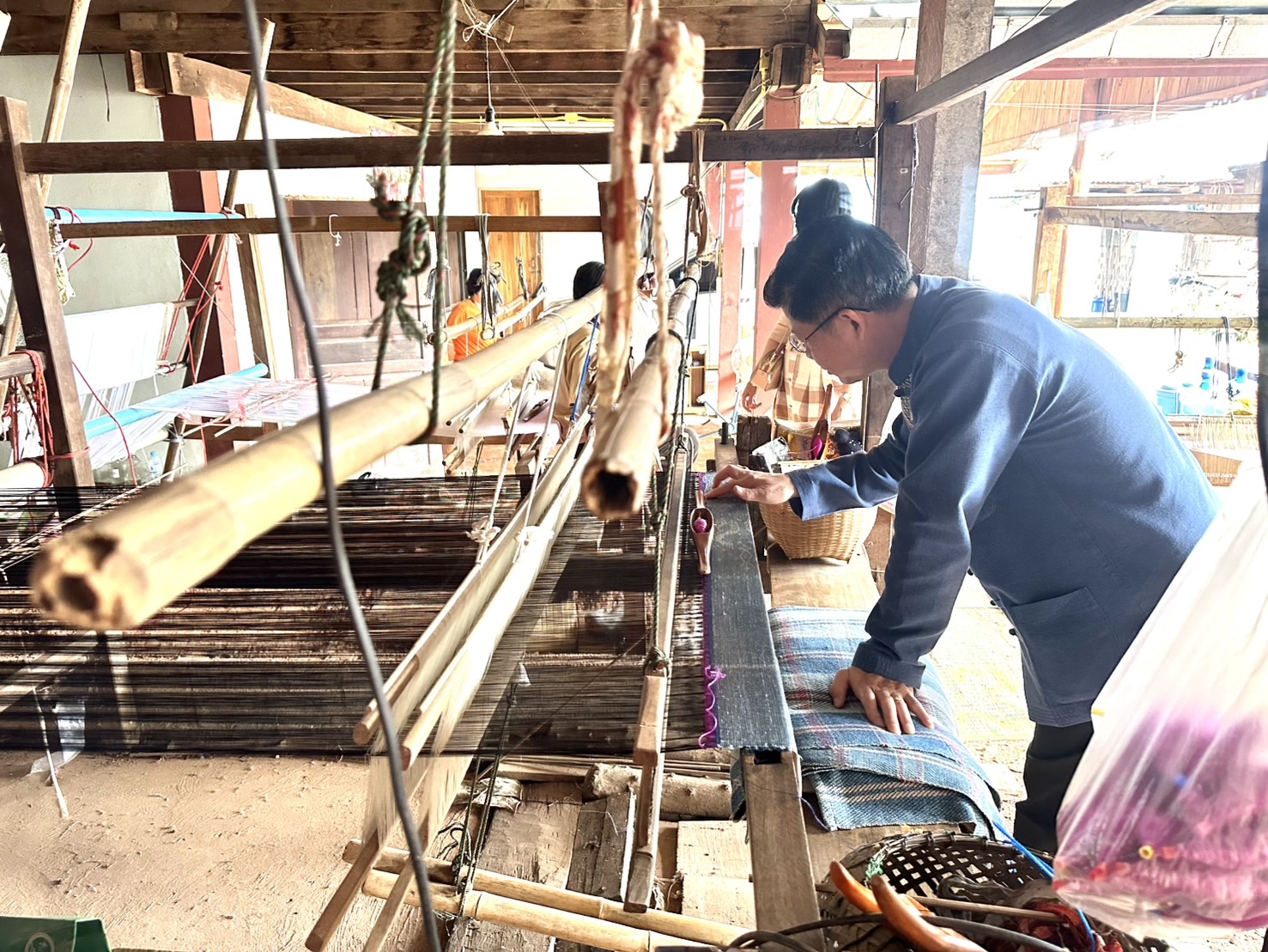 พช.หนองคาย ลงพื้นที่เตรียมความพร้อมการดำเนินงานโครงการ สืบสานภูมิปัญญา พัฒนาเศรษฐกิจฐานรากสู่ความยั่งยืน กิจกรรมย่อยที่ 1 สืบสานภูมิปัญญาผ้าพื้นถิ่น “พญานาคา” สู่ความยั่งยืน