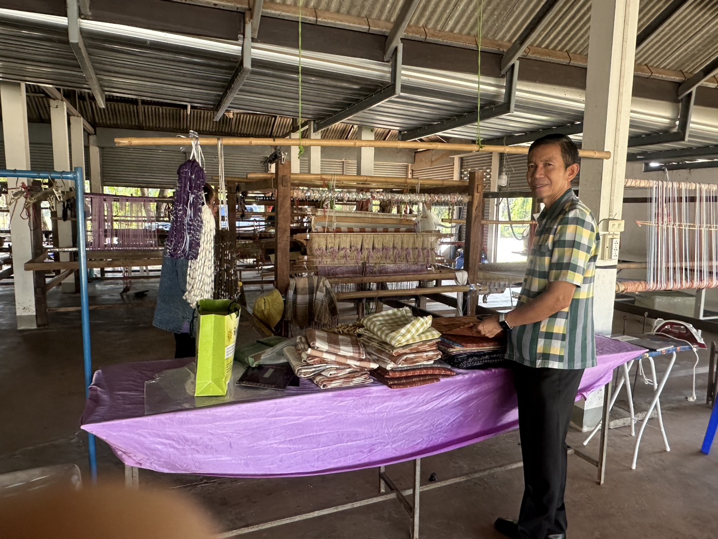 พช.หนองคาย ลงพื้นที่เตรียมความพร้อมการดำเนินงานโครงการ สืบสานภูมิปัญญา พัฒนาเศรษฐกิจฐานรากสู่ความยั่งยืน กิจกรรมย่อยที่ 1 สืบสานภูมิปัญญาผ้าพื้นถิ่น “พญานาคา” สู่ความยั่งยืน และติดตามกลุ่ม OTOP