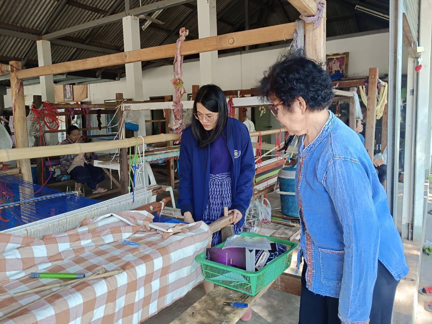 พช.หนองคาย ลงพื้นที่เตรียมความพร้อมการดำเนินงานโครงการ สืบสานภูมิปัญญา พัฒนาเศรษฐกิจฐานรากสู่ความยั่งยืน กิจกรรมย่อยที่ 1 สืบสานภูมิปัญญาผ้าพื้นถิ่น “พญานาคา” สู่ความยั่งยืน และติดตามกลุ่ม OTOP