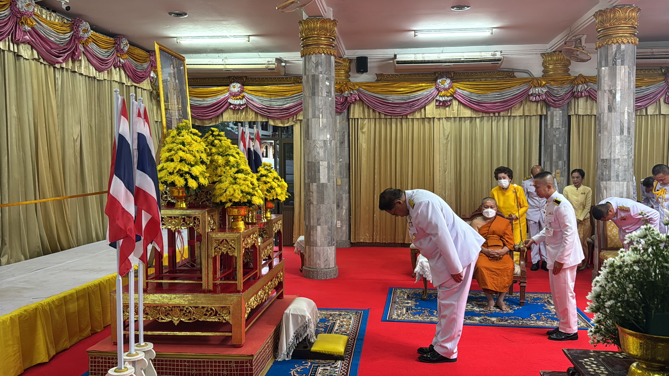 พช.หนองคาย ร่วมพิธีเจริญพระพุทธมนต์และทำบุญตักบาตร เนื่องในวันคล้ายวันพระบรมราชสมภพพระบาทสมเด็จพระบรมชนกาธิเบศร มหาภูมิพลอดุลยเดชมหาราช บรมนาถบพิตร วันชาติ และวันพ่อแห่งชาติ 5 ธันวาคม 2567