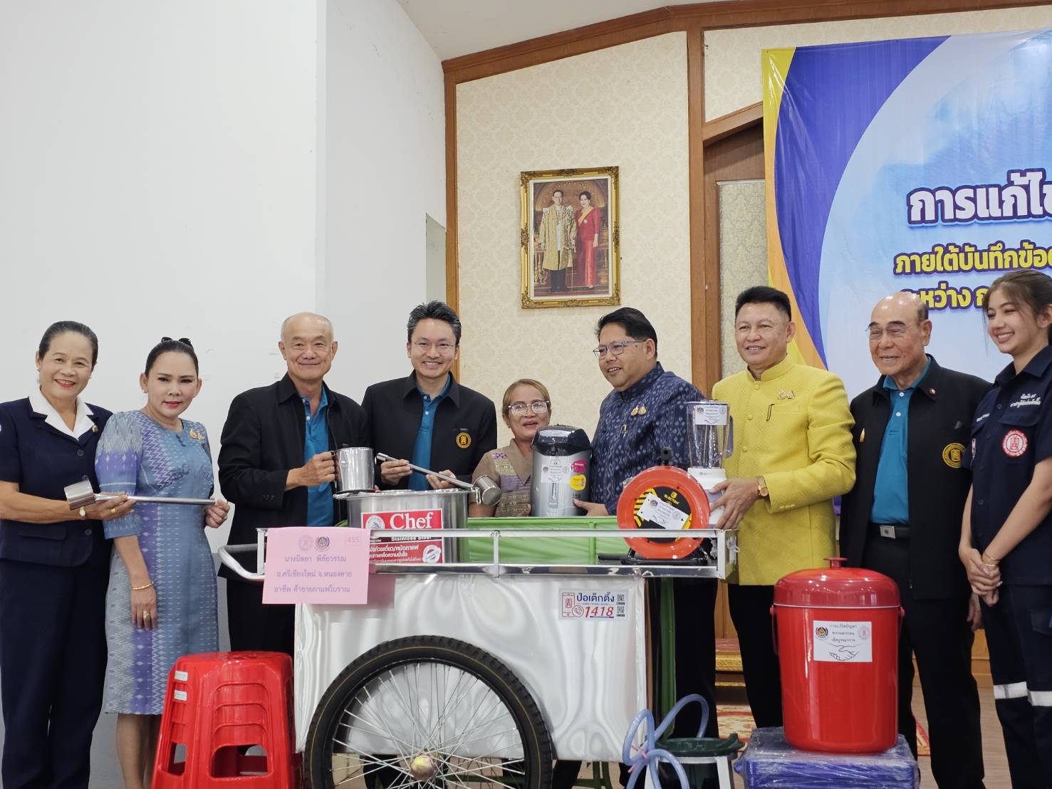 จังหวัดหนองคาย รับมอบวัสดุอุปกรณ์ประกอบอาชีพแก่ครัวเรือนเป้าหมายเพื่อแก้ไขปัญหาความยากจนเชิงบูรณาการ ภายใต้ความร่วมมือระหว่างกรมการพัฒนาชุมชน กับมูลนิธิป่อเต็กตึ๊ง พร้อมกิจกรรมมอบจักรยาน และหน่วยแพทย์ฯ ให้บริการประชาชน ฟรี ณ บริเวณหอประชุมที่ว่าการอำเภอเมือง (หลังเดิม) จังหวัดหนองคาย