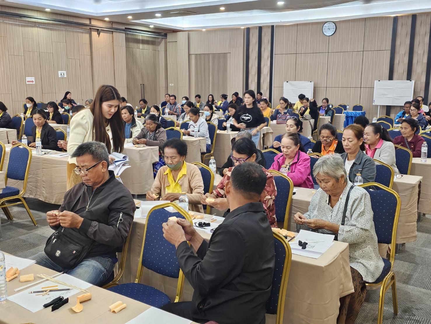 พช.หนองคาย ดำเนินโครงการพัฒนาและยกระดับคุณภาพชีวิตครัวเรือนยากจน ตามแนวทางสัมมาชีพชุมชนสู่ความยั่งยืน กิจกรรมอบรมเชิงปฏิบัติการเมนูอาชีพกับการพัฒนาคุณภาพชีวิตที่ยั่งยืน รุ่นที่ 1 ภายใต้โครงการสืบสานภูมิปัญญาพัฒนาเศรษฐกิจฐานรากสู่ความยั่งยืน