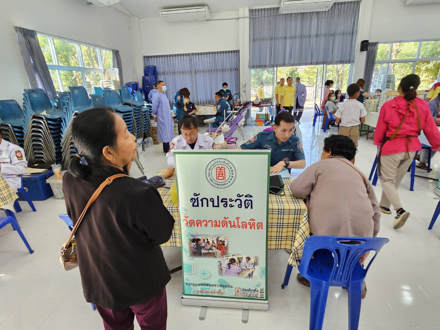 จังหวัดหนองคาย รับมอบวัสดุอุปกรณ์ประกอบอาชีพแก่ครัวเรือนเป้าหมายเพื่อแก้ไขปัญหาความยากจนเชิงบูรณาการ ภายใต้ความร่วมมือระหว่างกรมการพัฒนาชุมชน กับมูลนิธิป่อเต็กตึ๊ง พร้อมกิจกรรมมอบจักรยาน และหน่วยแพทย์ฯ ให้บริการประชาชน ฟรี ณ บริเวณหอประชุมที่ว่าการอำเภอเมือง (หลังเดิม) จังหวัดหนองคาย