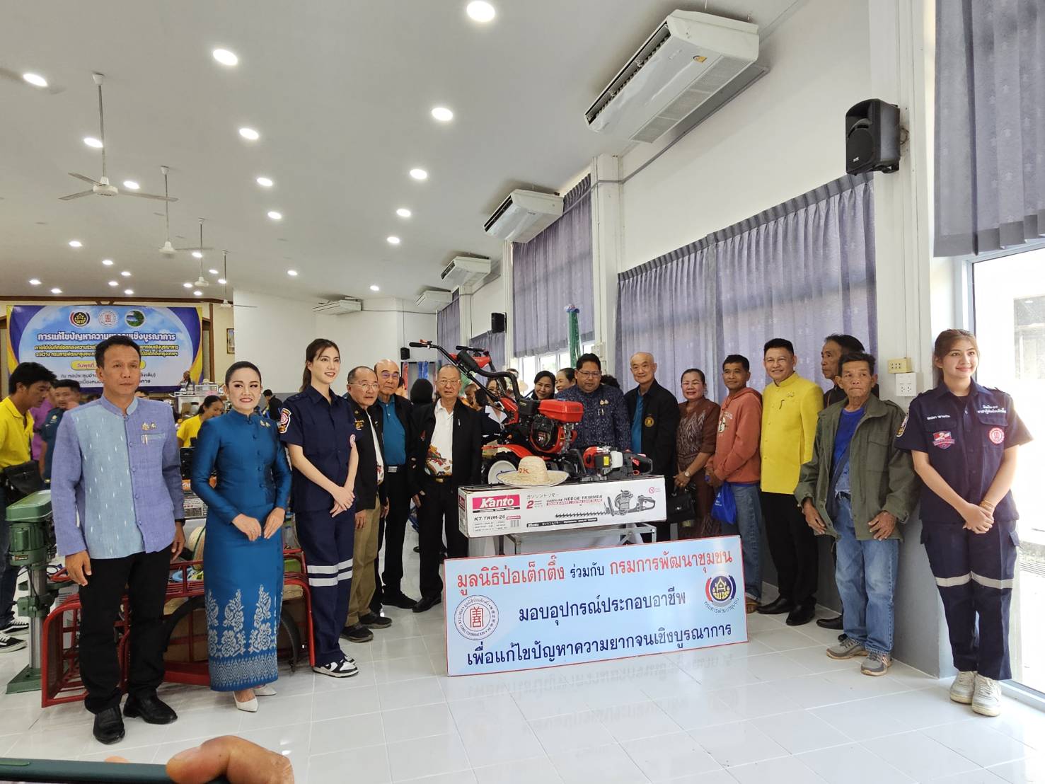 จังหวัดหนองคาย รับมอบวัสดุอุปกรณ์ประกอบอาชีพแก่ครัวเรือนเป้าหมายเพื่อแก้ไขปัญหาความยากจนเชิงบูรณาการ ภายใต้ความร่วมมือระหว่างกรมการพัฒนาชุมชน กับมูลนิธิป่อเต็กตึ๊ง พร้อมกิจกรรมมอบจักรยาน และหน่วยแพทย์ฯ ให้บริการประชาชน ฟรี ณ บริเวณหอประชุมที่ว่าการอำเภอเมือง (หลังเดิม) จังหวัดหนองคาย