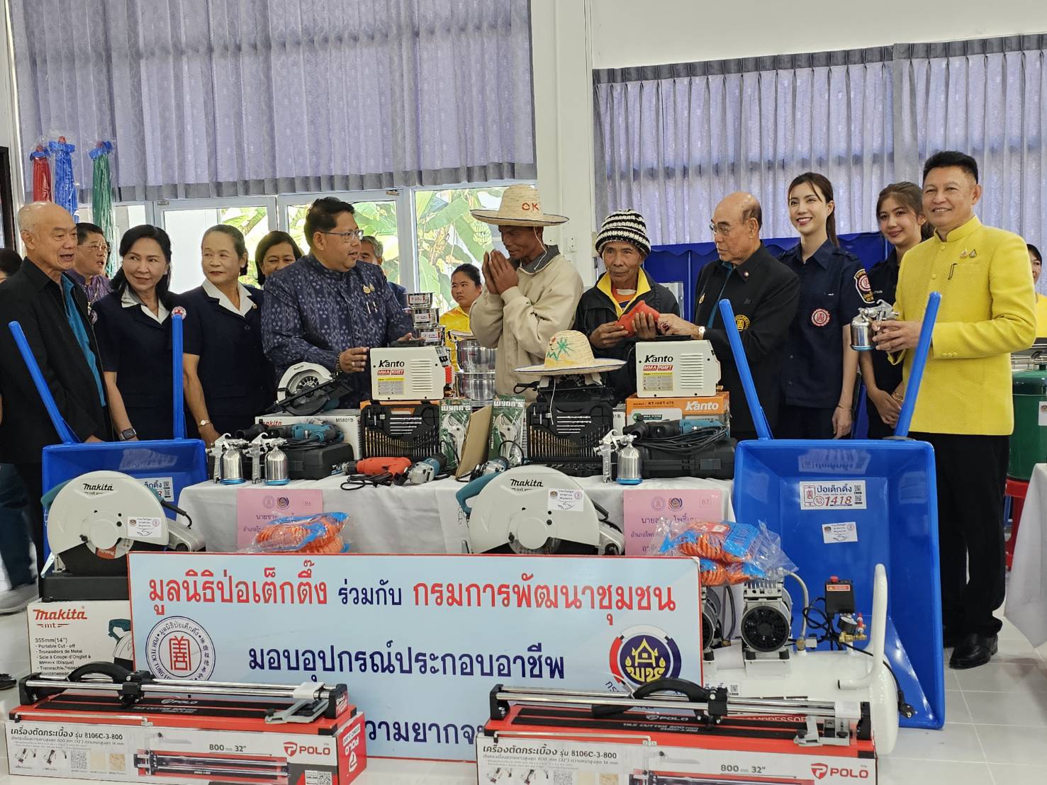 จังหวัดหนองคาย รับมอบวัสดุอุปกรณ์ประกอบอาชีพแก่ครัวเรือนเป้าหมายเพื่อแก้ไขปัญหาความยากจนเชิงบูรณาการ ภายใต้ความร่วมมือระหว่างกรมการพัฒนาชุมชน กับมูลนิธิป่อเต็กตึ๊ง พร้อมกิจกรรมมอบจักรยาน และหน่วยแพทย์ฯ ให้บริการประชาชน ฟรี ณ บริเวณหอประชุมที่ว่าการอำเภอเมือง (หลังเดิม) จังหวัดหนองคาย