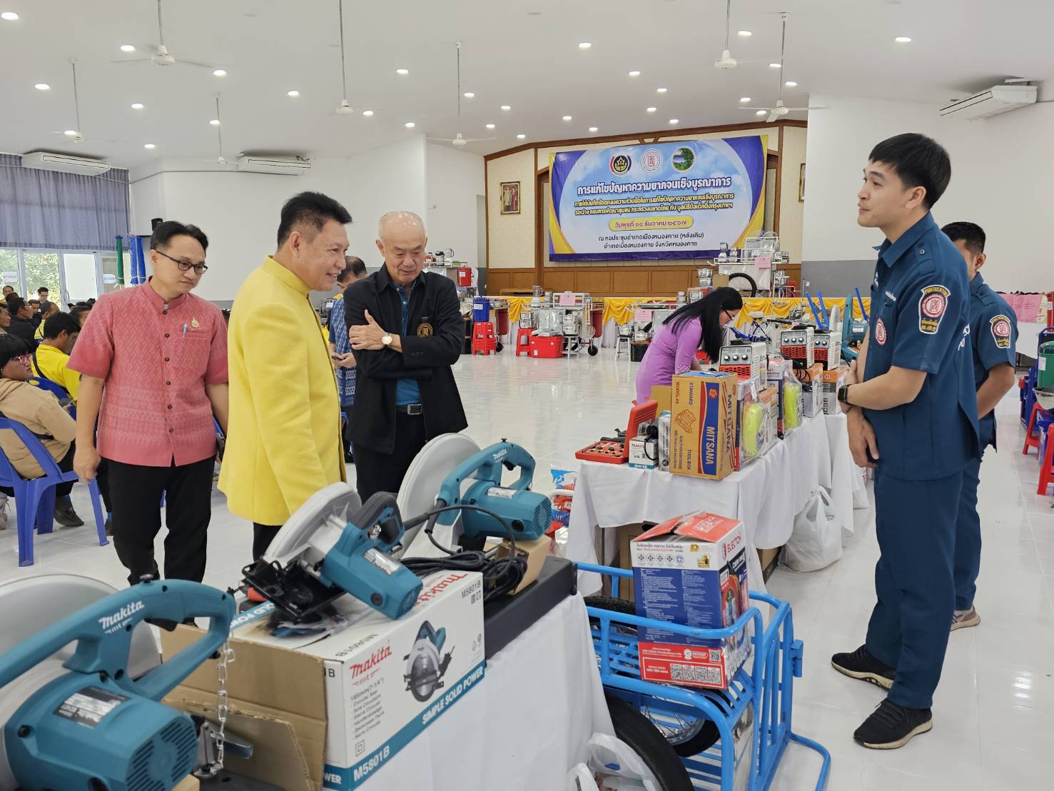 จังหวัดหนองคาย รับมอบวัสดุอุปกรณ์ประกอบอาชีพแก่ครัวเรือนเป้าหมายเพื่อแก้ไขปัญหาความยากจนเชิงบูรณาการ ภายใต้ความร่วมมือระหว่างกรมการพัฒนาชุมชน กับมูลนิธิป่อเต็กตึ๊ง พร้อมกิจกรรมมอบจักรยาน และหน่วยแพทย์ฯ ให้บริการประชาชน ฟรี ณ บริเวณหอประชุมที่ว่าการอำเภอเมือง (หลังเดิม) จังหวัดหนองคาย