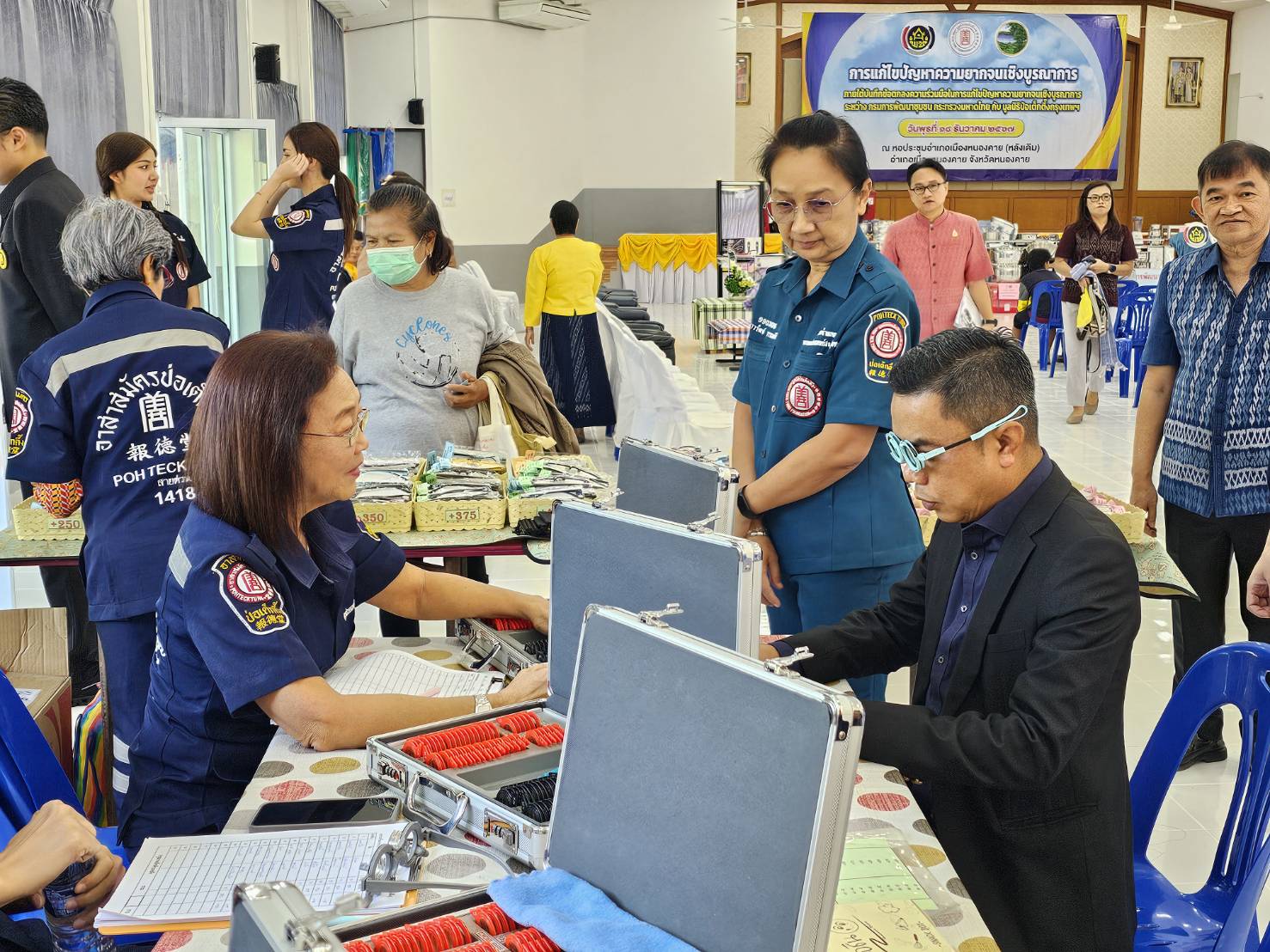 จังหวัดหนองคาย รับมอบวัสดุอุปกรณ์ประกอบอาชีพแก่ครัวเรือนเป้าหมายเพื่อแก้ไขปัญหาความยากจนเชิงบูรณาการ ภายใต้ความร่วมมือระหว่างกรมการพัฒนาชุมชน กับมูลนิธิป่อเต็กตึ๊ง พร้อมกิจกรรมมอบจักรยาน และหน่วยแพทย์ฯ ให้บริการประชาชน ฟรี ณ บริเวณหอประชุมที่ว่าการอำเภอเมือง (หลังเดิม) จังหวัดหนองคาย
