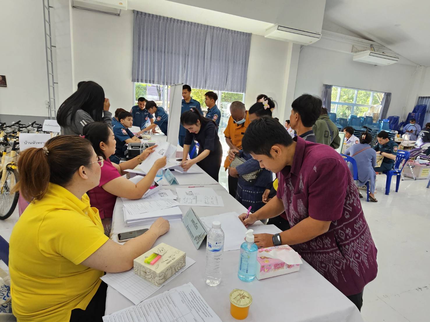 จังหวัดหนองคาย รับมอบวัสดุอุปกรณ์ประกอบอาชีพแก่ครัวเรือนเป้าหมายเพื่อแก้ไขปัญหาความยากจนเชิงบูรณาการ ภายใต้ความร่วมมือระหว่างกรมการพัฒนาชุมชน กับมูลนิธิป่อเต็กตึ๊ง พร้อมกิจกรรมมอบจักรยาน และหน่วยแพทย์ฯ ให้บริการประชาชน ฟรี ณ บริเวณหอประชุมที่ว่าการอำเภอเมือง (หลังเดิม) จังหวัดหนองคาย