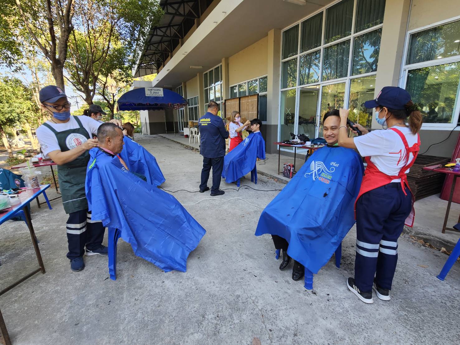 จังหวัดหนองคาย รับมอบวัสดุอุปกรณ์ประกอบอาชีพแก่ครัวเรือนเป้าหมายเพื่อแก้ไขปัญหาความยากจนเชิงบูรณาการ ภายใต้ความร่วมมือระหว่างกรมการพัฒนาชุมชน กับมูลนิธิป่อเต็กตึ๊ง พร้อมกิจกรรมมอบจักรยาน และหน่วยแพทย์ฯ ให้บริการประชาชน ฟรี ณ บริเวณหอประชุมที่ว่าการอำเภอเมือง (หลังเดิม) จังหวัดหนองคาย
