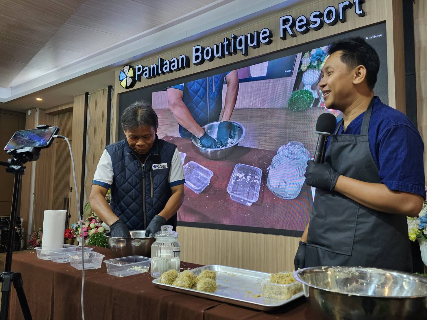 พช.หนองคาย ดำเนินโครงการพัฒนาและยกระดับคุณภาพชีวิตครัวเรือนยากจน ตามแนวทางสัมมาชีพชุมชนสู่ความยั่งยืน กิจกรรมอบรมเชิงปฏิบัติการเมนูอาชีพกับการพัฒนาคุณภาพชีวิตที่ยั่งยืน รุ่นที่ 1 ภายใต้โครงการสืบสานภูมิปัญญาพัฒนาเศรษฐกิจฐานรากสู่ความยั่งยืน