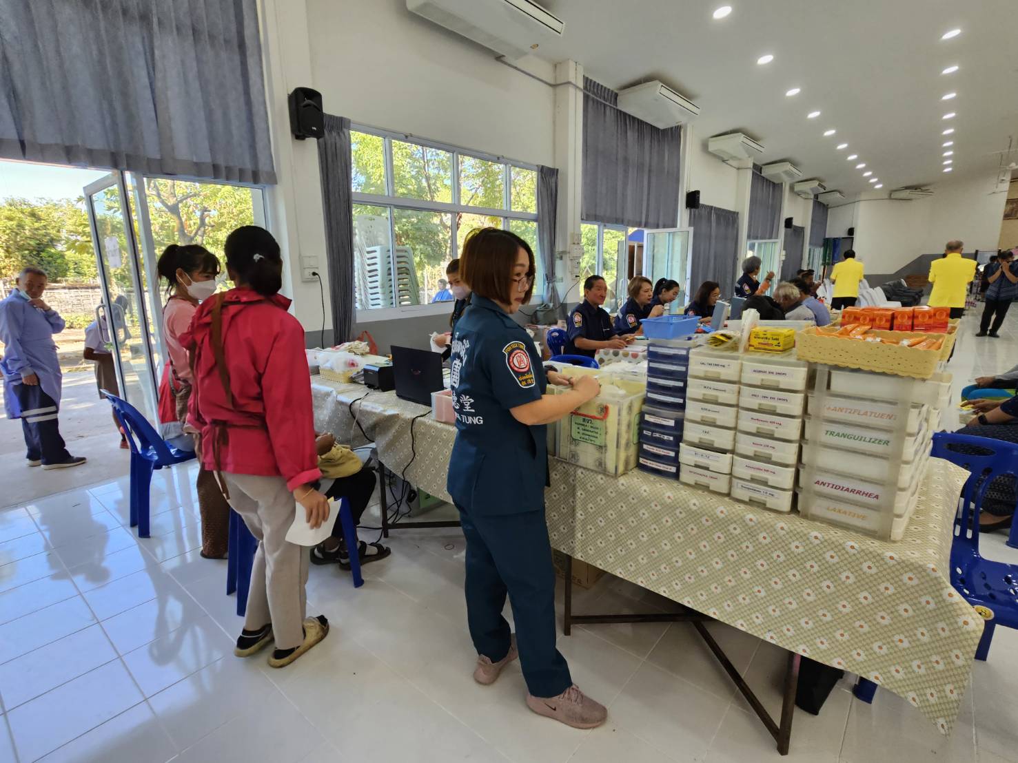 จังหวัดหนองคาย รับมอบวัสดุอุปกรณ์ประกอบอาชีพแก่ครัวเรือนเป้าหมายเพื่อแก้ไขปัญหาความยากจนเชิงบูรณาการ ภายใต้ความร่วมมือระหว่างกรมการพัฒนาชุมชน กับมูลนิธิป่อเต็กตึ๊ง พร้อมกิจกรรมมอบจักรยาน และหน่วยแพทย์ฯ ให้บริการประชาชน ฟรี ณ บริเวณหอประชุมที่ว่าการอำเภอเมือง (หลังเดิม) จังหวัดหนองคาย