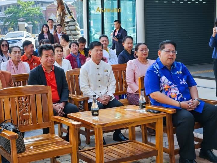 พช.หนองคาย ร่วมกับบริษัทประชารัฐรักสามัคคีหนองคาย (วิสาหกิจเพื่อสังคม) จำกัด ส่งเสริมผลิตภัณฑ์ OTOP ส่งมอบกระเช้าปีใหม่ให้กลุ่มธุรกิจอัศวรรณ จากการสั่งซื้อมูลค่า 388,630 บาท