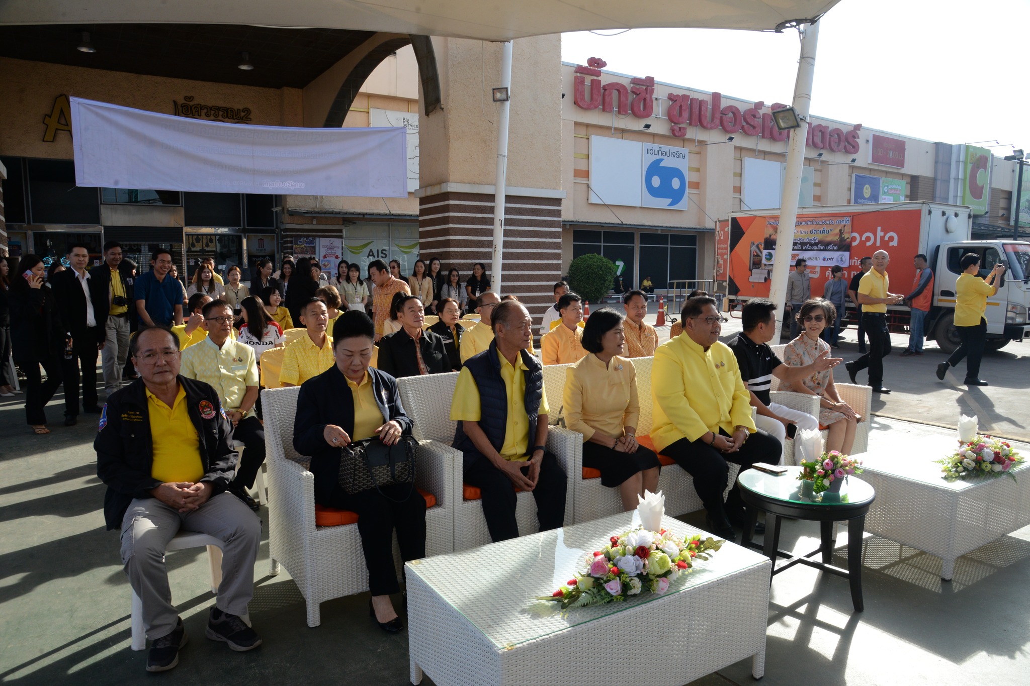 พช.หนองคาย ร่วมมอบเครื่องอุปโภค บริโภค ธารน้ำใจช่วยเหลือผู้ประสบภัยน้ำท่วมจังหวัดภาคใต้ “ปลาร้าไปหาปลาเค็ม” จากผู้รับ..เป็นผู้ให้ หนองคาย..สู่ภาคใต้