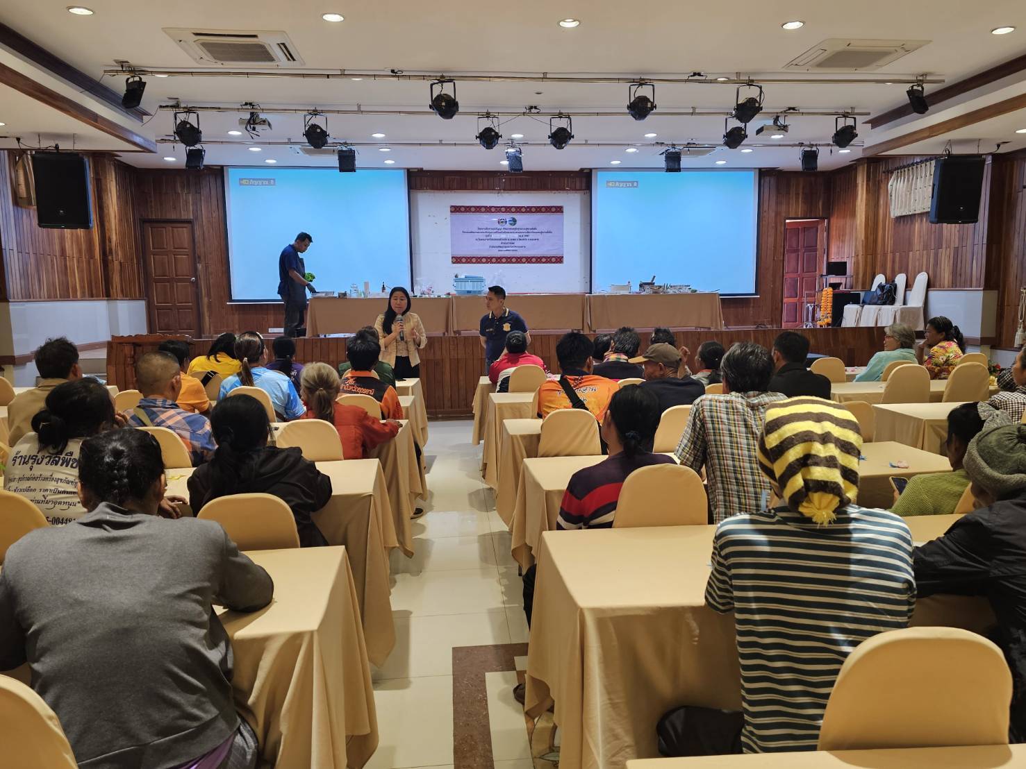 พช.หนองคาย ดำเนินโครงการพัฒนาและยกระดับคุณภาพชีวิตครัวเรือนยากจน ตามแนวทางสัมมาชีพชุมชนสู่ความยั่งยืน กิจกรรมอบรมเชิงปฏิบัติการเมนูอาชีพกับการพัฒนาคุณภาพชีวิตที่ยั่งยืน รุ่นที่ 3 ภายใต้โครงการสืบสานภูมิปัญญาพัฒนาเศรษฐกิจฐานรากสู่ความยั่งยืน