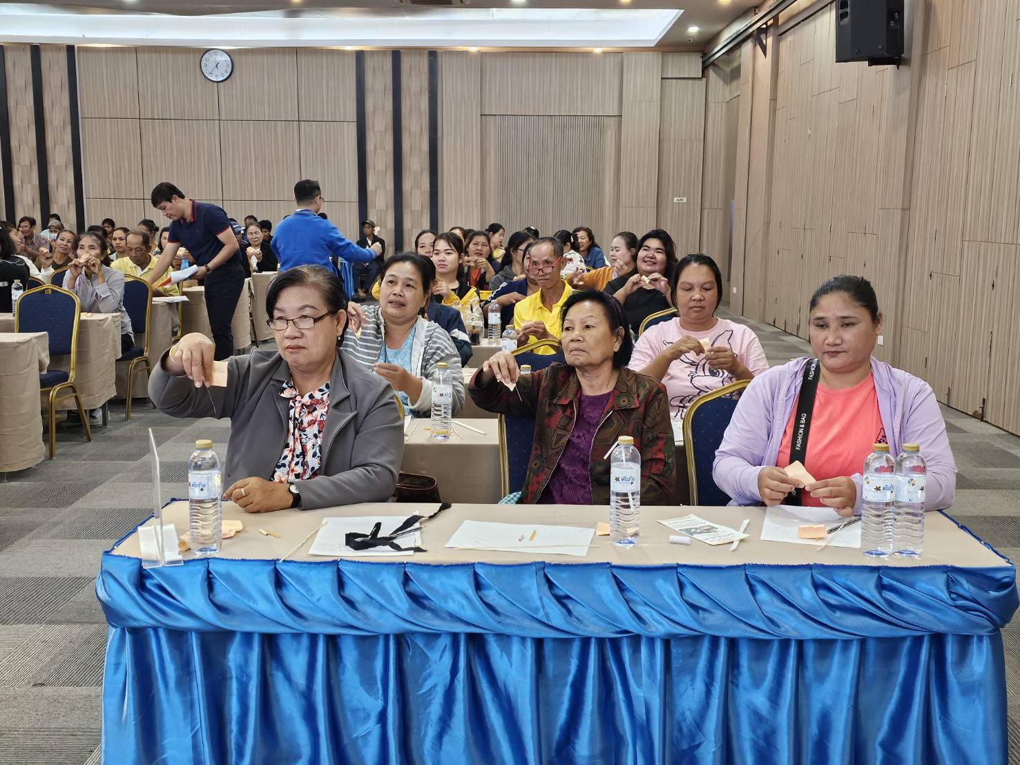 พช.หนองคาย ดำเนินโครงการพัฒนาและยกระดับคุณภาพชีวิตครัวเรือนยากจน ตามแนวทางสัมมาชีพชุมชนสู่ความยั่งยืน กิจกรรมอบรมเชิงปฏิบัติการเมนูอาชีพกับการพัฒนาคุณภาพชีวิตที่ยั่งยืน รุ่นที่ 2 ภายใต้โครงการสืบสานภูมิปัญญาพัฒนาเศรษฐกิจฐานรากสู่ความยั่งยืน