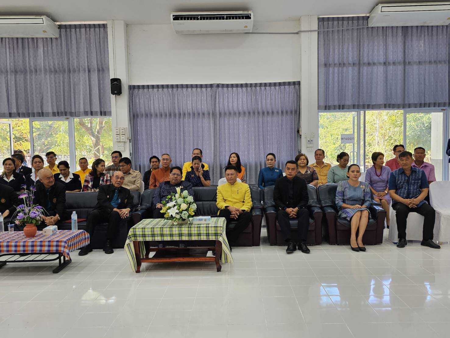 จังหวัดหนองคาย รับมอบวัสดุอุปกรณ์ประกอบอาชีพแก่ครัวเรือนเป้าหมายเพื่อแก้ไขปัญหาความยากจนเชิงบูรณาการ ภายใต้ความร่วมมือระหว่างกรมการพัฒนาชุมชน กับมูลนิธิป่อเต็กตึ๊ง พร้อมกิจกรรมมอบจักรยาน และหน่วยแพทย์ฯ ให้บริการประชาชน ฟรี ณ บริเวณหอประชุมที่ว่าการอำเภอเมือง (หลังเดิม) จังหวัดหนองคาย