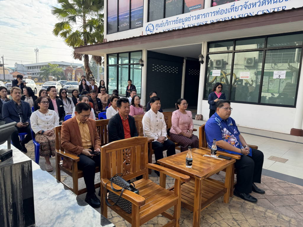 พช.หนองคาย ร่วมกับบริษัทประชารัฐรักสามัคคีหนองคาย (วิสาหกิจเพื่อสังคม) จำกัด ส่งเสริมผลิตภัณฑ์ OTOP ส่งมอบกระเช้าปีใหม่ให้กลุ่มธุรกิจอัศวรรณ จากการสั่งซื้อมูลค่า 388,630 บาท