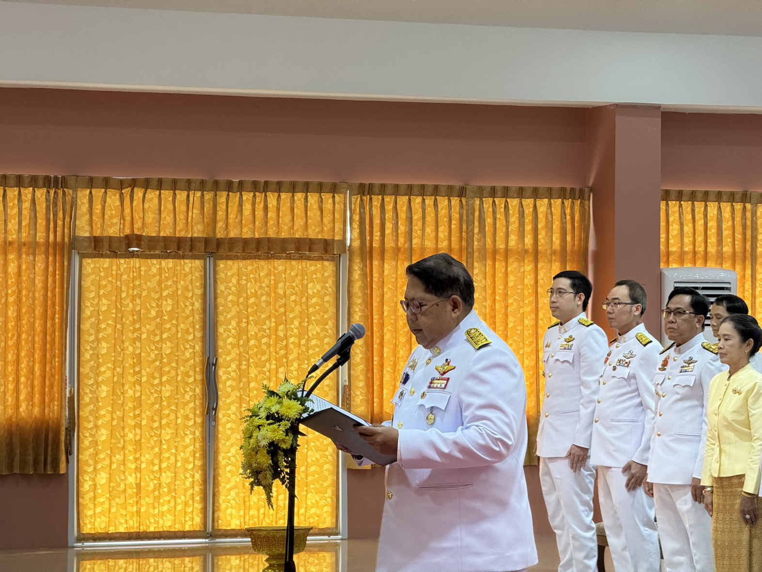 พช.หนองคาย ร่วมพิธีวางพานพุ่มดอกไม้ถวายบังคม เนื่องในวันคล้ายวันพระบรมราชสมภพพระบาทสมเด็จพระบรมชนกาธิเบศร มหาภูมิพลอดุลยเดชมหาราช บรมนาถบพิตร วันชาติ และวันพ่อแห่งชาติ 5 ธันวาคม 2567