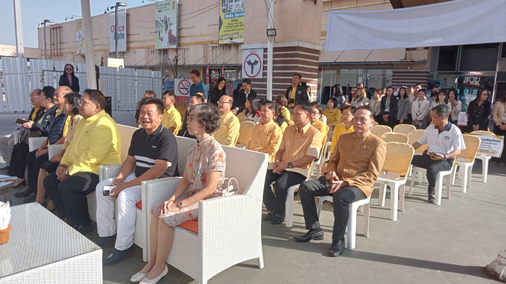 พช.หนองคาย ร่วมมอบเครื่องอุปโภค บริโภค ธารน้ำใจช่วยเหลือผู้ประสบภัยน้ำท่วมจังหวัดภาคใต้ “ปลาร้าไปหาปลาเค็ม” จากผู้รับ..เป็นผู้ให้ หนองคาย..สู่ภาคใต้