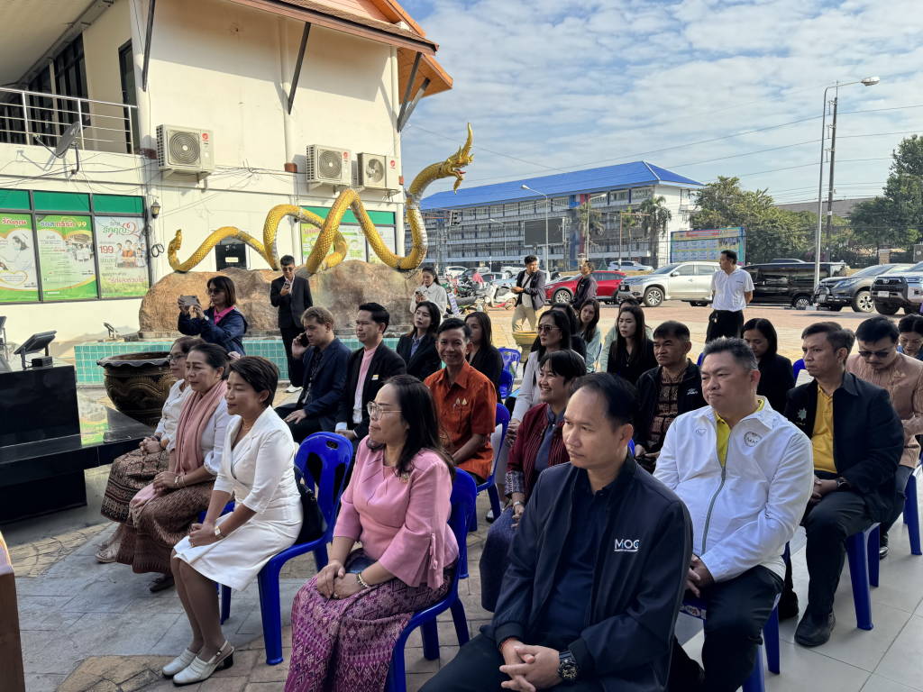 พช.หนองคาย ร่วมกับบริษัทประชารัฐรักสามัคคีหนองคาย (วิสาหกิจเพื่อสังคม) จำกัด ส่งเสริมผลิตภัณฑ์ OTOP ส่งมอบกระเช้าปีใหม่ให้กลุ่มธุรกิจอัศวรรณ จากการสั่งซื้อมูลค่า 388,630 บาท