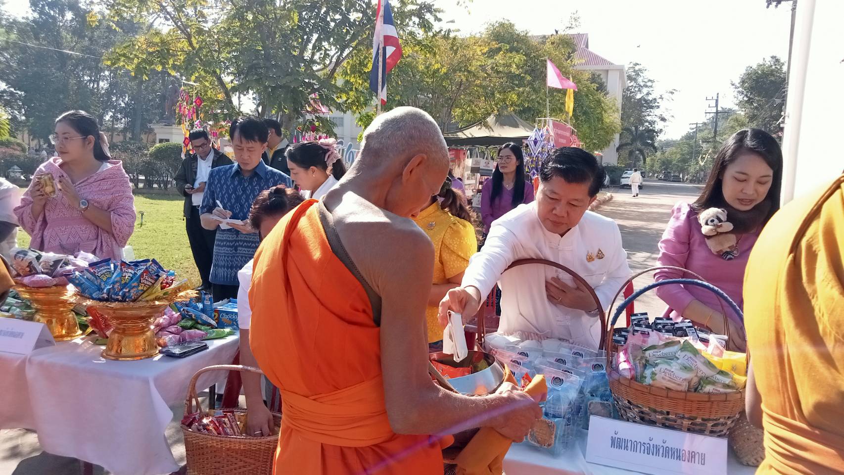 พช.หนองคาย ร่วมอุปถัมภ์ภัตตาหารเช้า และร่วมทำบุญตักบาตร เพื่อสนับสนุนโครงการปฏิบัติวิปัสสนากัมมัฏฐานนิสิต ประจำปีการศึกษา 2567