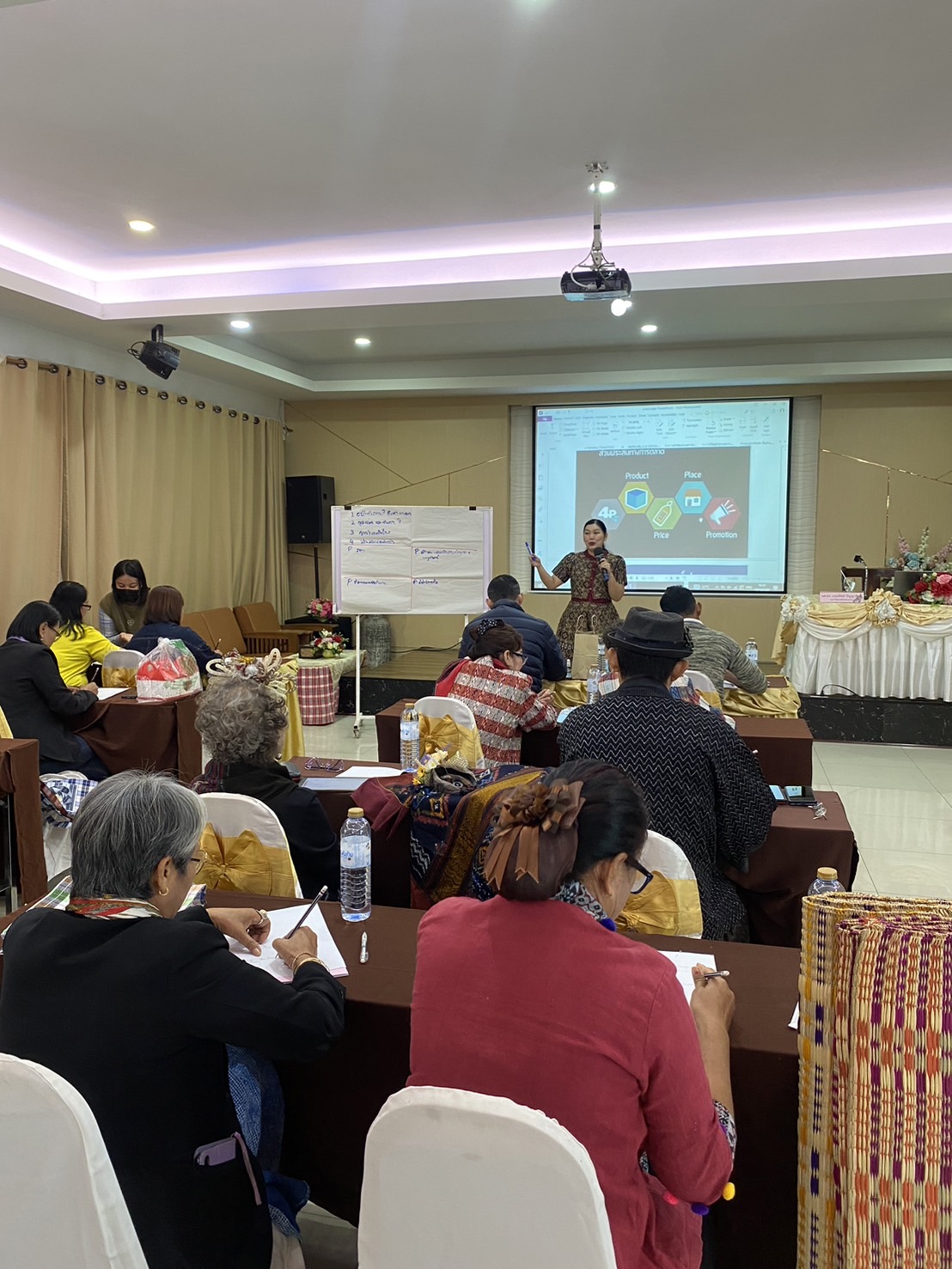 พช.หนองคาย ดำเนินโครงการพัฒนาศักยภาพผู้ประกอบการสู่ยุค 4.0 พัฒนา OTOP หนองคาย เดินหน้าก้าวสู่ผู้ประกอบการสู่ยุคดิจิทัล