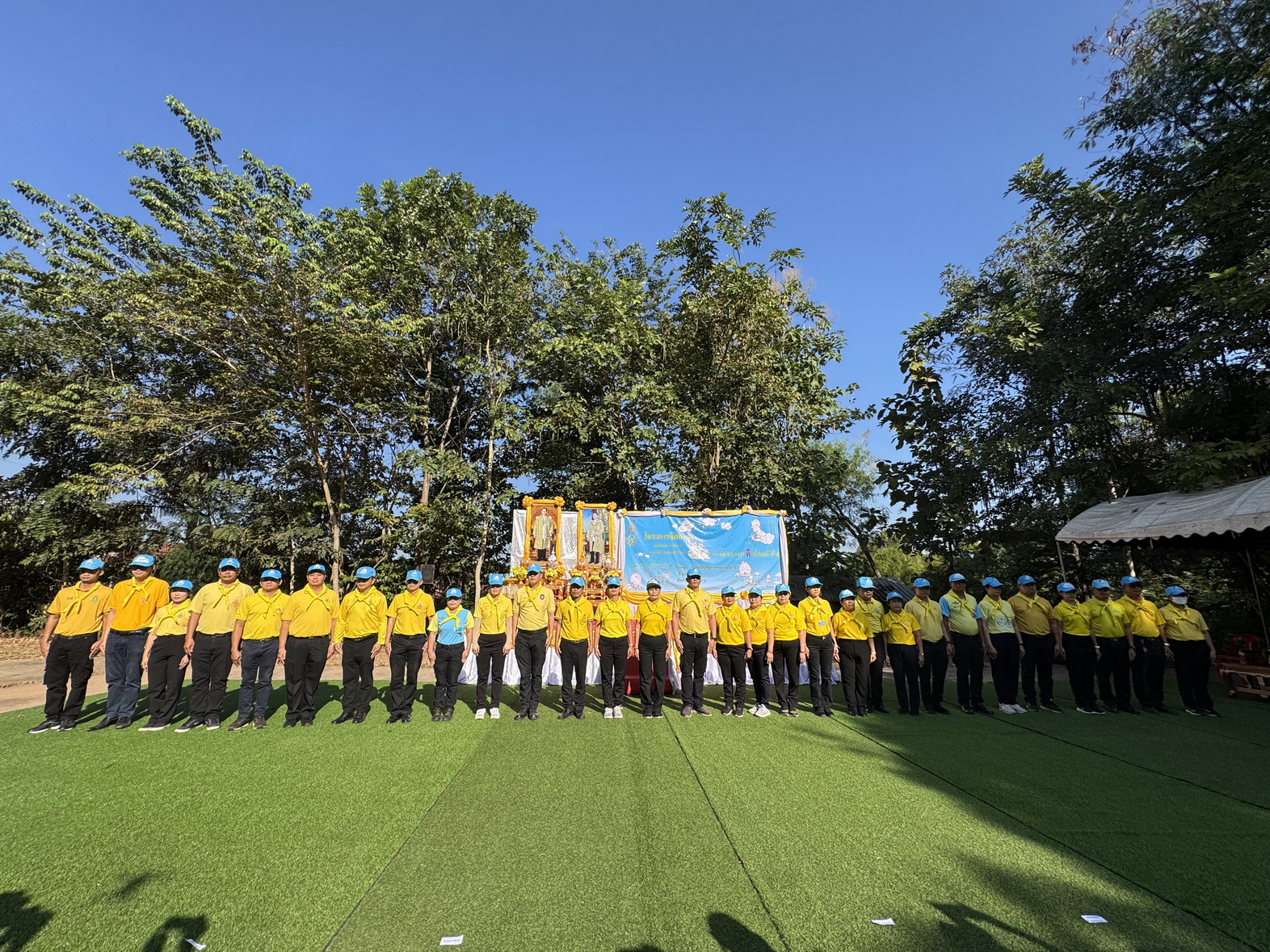 พช.หนองคาย ร่วมกิจกรรมจิตอาสาพัฒนา เนื่องในโอกาสวันคล้ายวันพระบรมราชสมภพ พระบาทสมเด็จพระบรมชนกาธิเบศร มหาภูมิพลอดุลยเดชมหาราช บรมนาถบพิตร วันชาติ และวันพ่อแห่งชาติ