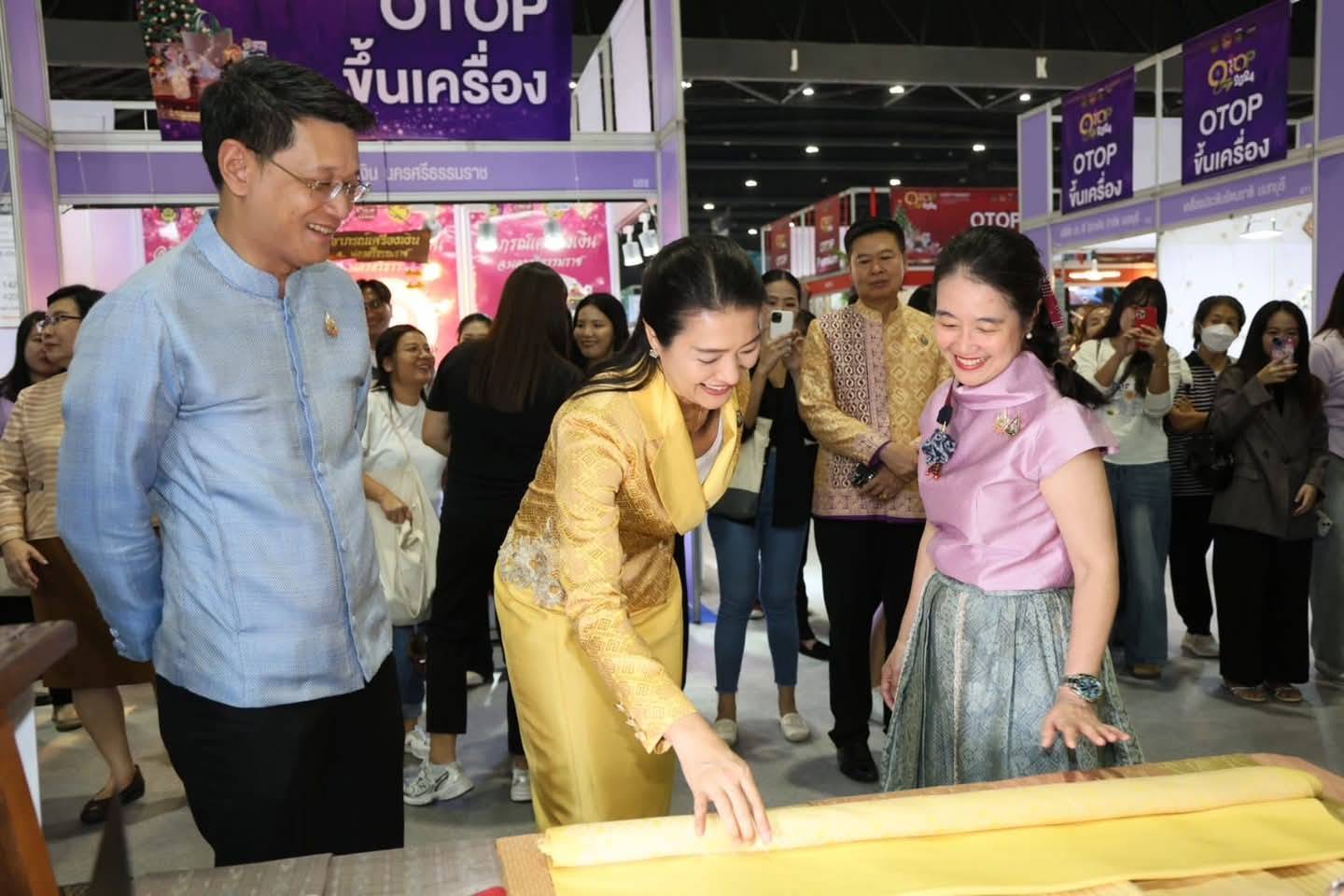 จังหวัดหนองคาย ร่วมพิธีเปิดงาน OTOP City 2024 “มอบความสุขด้วยของขวัญล้ำค่า จากภูมิปัญญาไทย” ณ อาคารชาเลนเจอร์ ฮอลล์ 1-3 ศูนย์แสดงสินค้าและการประชุมอิมแพ็ค เมืองทองธานี