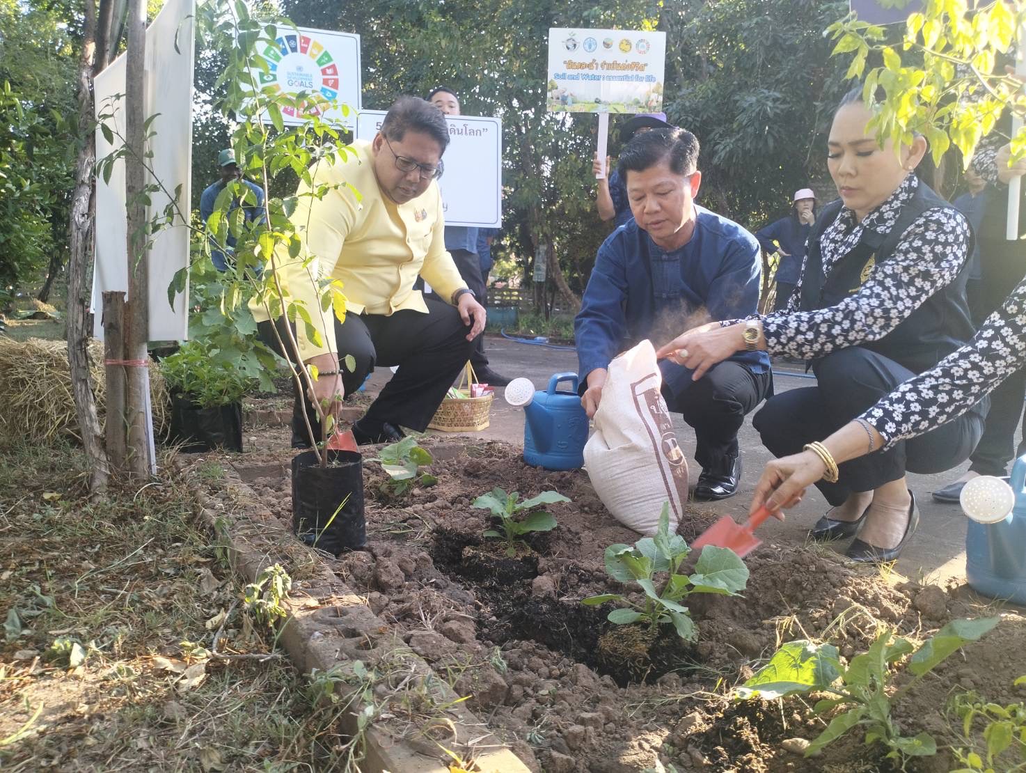 พ่อเมืองหนองคาย ร่วมกับ พช.หนองคาย ผนึกกำลัง ผู้นำ อช. อำเภอเมืองหนองคาย Kick off ขับเคลื่อนการน้อมนำแนวพระราชดำริของสมเด็จพระกนิษฐาธิราชเจ้า กรมสมเด็จพระเทพรัตนราชสุดาฯ สยามบรมราชกุมารี สู่ปฏิบัติการปลูกผักสวนครัว เพื่อสร้างความมั่นคงทางอาหาร ผ่านกิจกรรม “ผู้นำต้องทำก่อน”