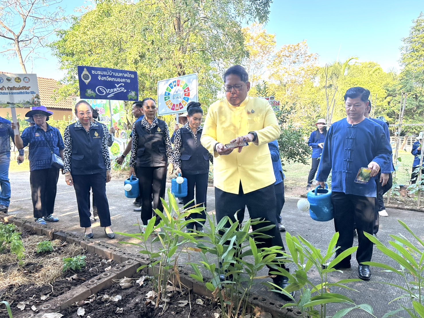 พ่อเมืองหนองคาย ร่วมกับ พช.หนองคาย ผนึกกำลัง ผู้นำ อช. อำเภอเมืองหนองคาย Kick off ขับเคลื่อนการน้อมนำแนวพระราชดำริของสมเด็จพระกนิษฐาธิราชเจ้า กรมสมเด็จพระเทพรัตนราชสุดาฯ สยามบรมราชกุมารี สู่ปฏิบัติการปลูกผักสวนครัว เพื่อสร้างความมั่นคงทางอาหาร ผ่านกิจกรรม “ผู้นำต้องทำก่อน”