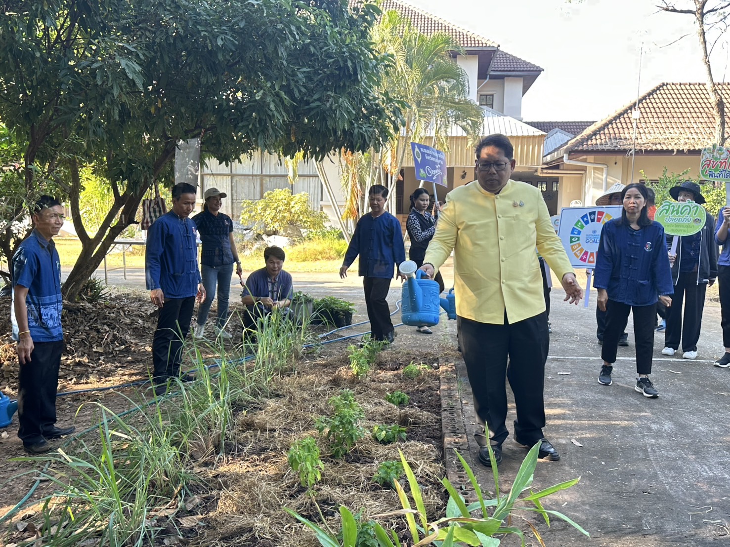 พ่อเมืองหนองคาย ร่วมกับ พช.หนองคาย ผนึกกำลัง ผู้นำ อช. อำเภอเมืองหนองคาย Kick off ขับเคลื่อนการน้อมนำแนวพระราชดำริของสมเด็จพระกนิษฐาธิราชเจ้า กรมสมเด็จพระเทพรัตนราชสุดาฯ สยามบรมราชกุมารี สู่ปฏิบัติการปลูกผักสวนครัว เพื่อสร้างความมั่นคงทางอาหาร ผ่านกิจกรรม “ผู้นำต้องทำก่อน”