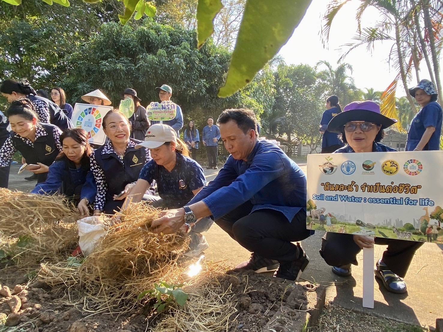 พ่อเมืองหนองคาย ร่วมกับ พช.หนองคาย ผนึกกำลัง ผู้นำ อช. อำเภอเมืองหนองคาย Kick off ขับเคลื่อนการน้อมนำแนวพระราชดำริของสมเด็จพระกนิษฐาธิราชเจ้า กรมสมเด็จพระเทพรัตนราชสุดาฯ สยามบรมราชกุมารี สู่ปฏิบัติการปลูกผักสวนครัว เพื่อสร้างความมั่นคงทางอาหาร ผ่านกิจกรรม “ผู้นำต้องทำก่อน”