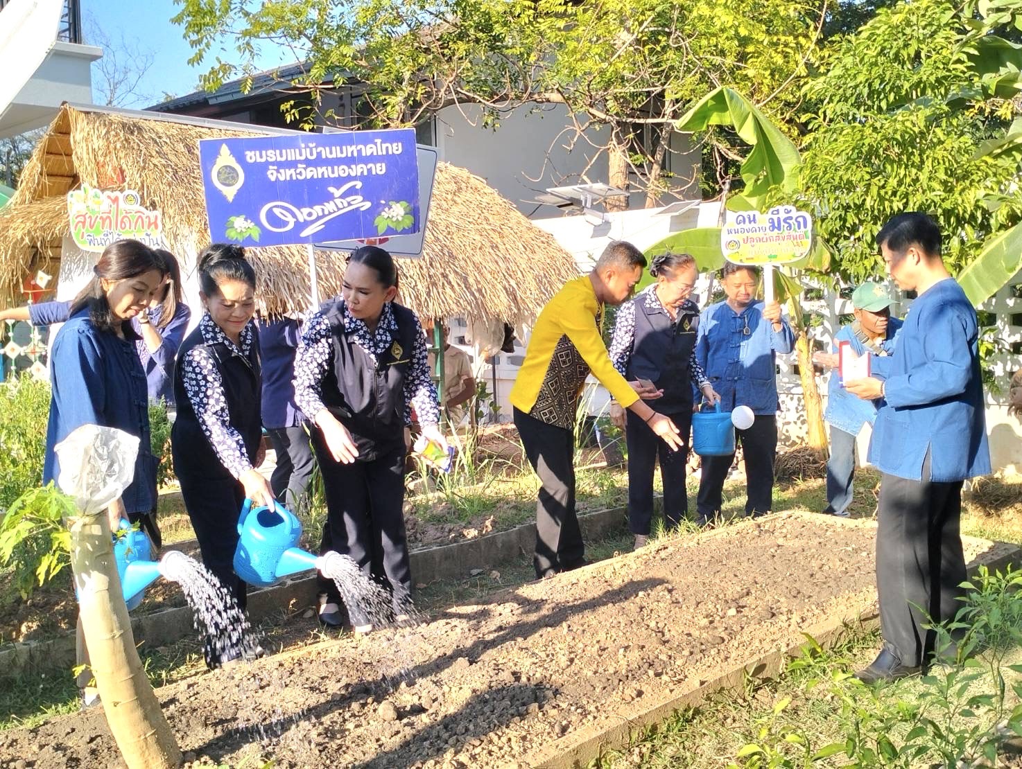 พ่อเมืองหนองคาย ร่วมกับ พช.หนองคาย ผนึกกำลัง ผู้นำ อช. อำเภอเมืองหนองคาย Kick off ขับเคลื่อนการน้อมนำแนวพระราชดำริของสมเด็จพระกนิษฐาธิราชเจ้า กรมสมเด็จพระเทพรัตนราชสุดาฯ สยามบรมราชกุมารี สู่ปฏิบัติการปลูกผักสวนครัว เพื่อสร้างความมั่นคงทางอาหาร ผ่านกิจกรรม “ผู้นำต้องทำก่อน”