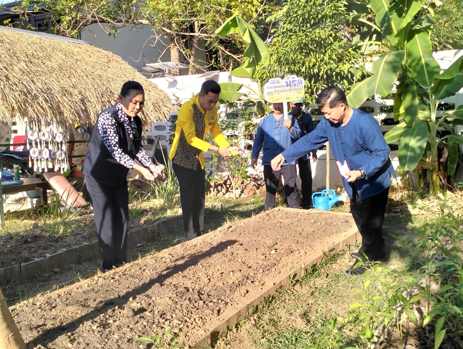 พ่อเมืองหนองคาย ร่วมกับ พช.หนองคาย ผนึกกำลัง ผู้นำ อช. อำเภอเมืองหนองคาย Kick off ขับเคลื่อนการน้อมนำแนวพระราชดำริของสมเด็จพระกนิษฐาธิราชเจ้า กรมสมเด็จพระเทพรัตนราชสุดาฯ สยามบรมราชกุมารี สู่ปฏิบัติการปลูกผักสวนครัว เพื่อสร้างความมั่นคงทางอาหาร ผ่านกิจกรรม “ผู้นำต้องทำก่อน”