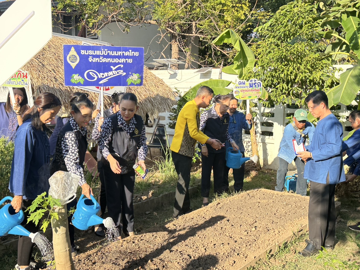 พ่อเมืองหนองคาย ร่วมกับ พช.หนองคาย ผนึกกำลัง ผู้นำ อช. อำเภอเมืองหนองคาย Kick off ขับเคลื่อนการน้อมนำแนวพระราชดำริของสมเด็จพระกนิษฐาธิราชเจ้า กรมสมเด็จพระเทพรัตนราชสุดาฯ สยามบรมราชกุมารี สู่ปฏิบัติการปลูกผักสวนครัว เพื่อสร้างความมั่นคงทางอาหาร ผ่านกิจกรรม “ผู้นำต้องทำก่อน”