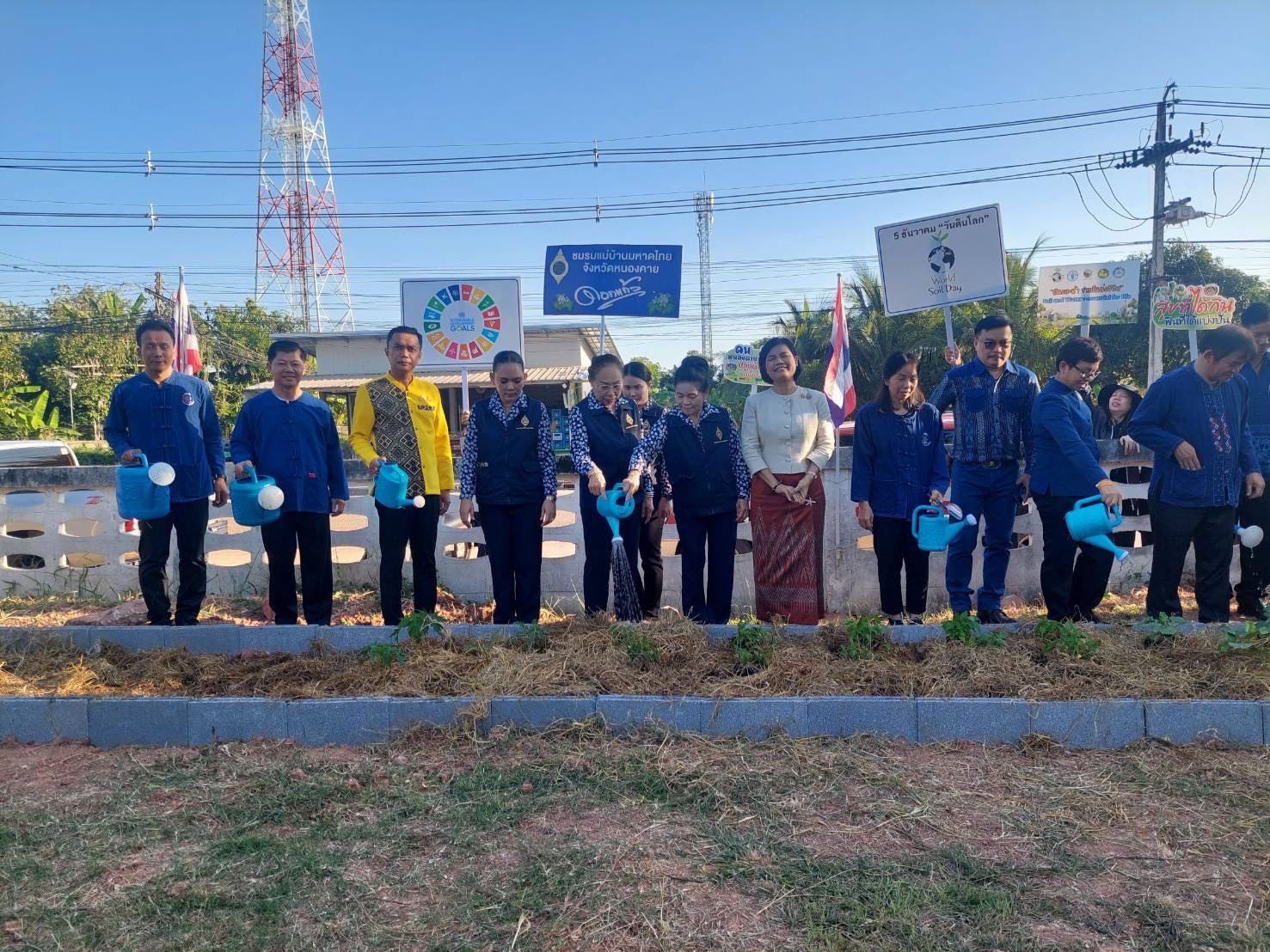 พ่อเมืองหนองคาย ร่วมกับ พช.หนองคาย ผนึกกำลัง ผู้นำ อช. อำเภอเมืองหนองคาย Kick off ขับเคลื่อนการน้อมนำแนวพระราชดำริของสมเด็จพระกนิษฐาธิราชเจ้า กรมสมเด็จพระเทพรัตนราชสุดาฯ สยามบรมราชกุมารี สู่ปฏิบัติการปลูกผักสวนครัว เพื่อสร้างความมั่นคงทางอาหาร ผ่านกิจกรรม “ผู้นำต้องทำก่อน”