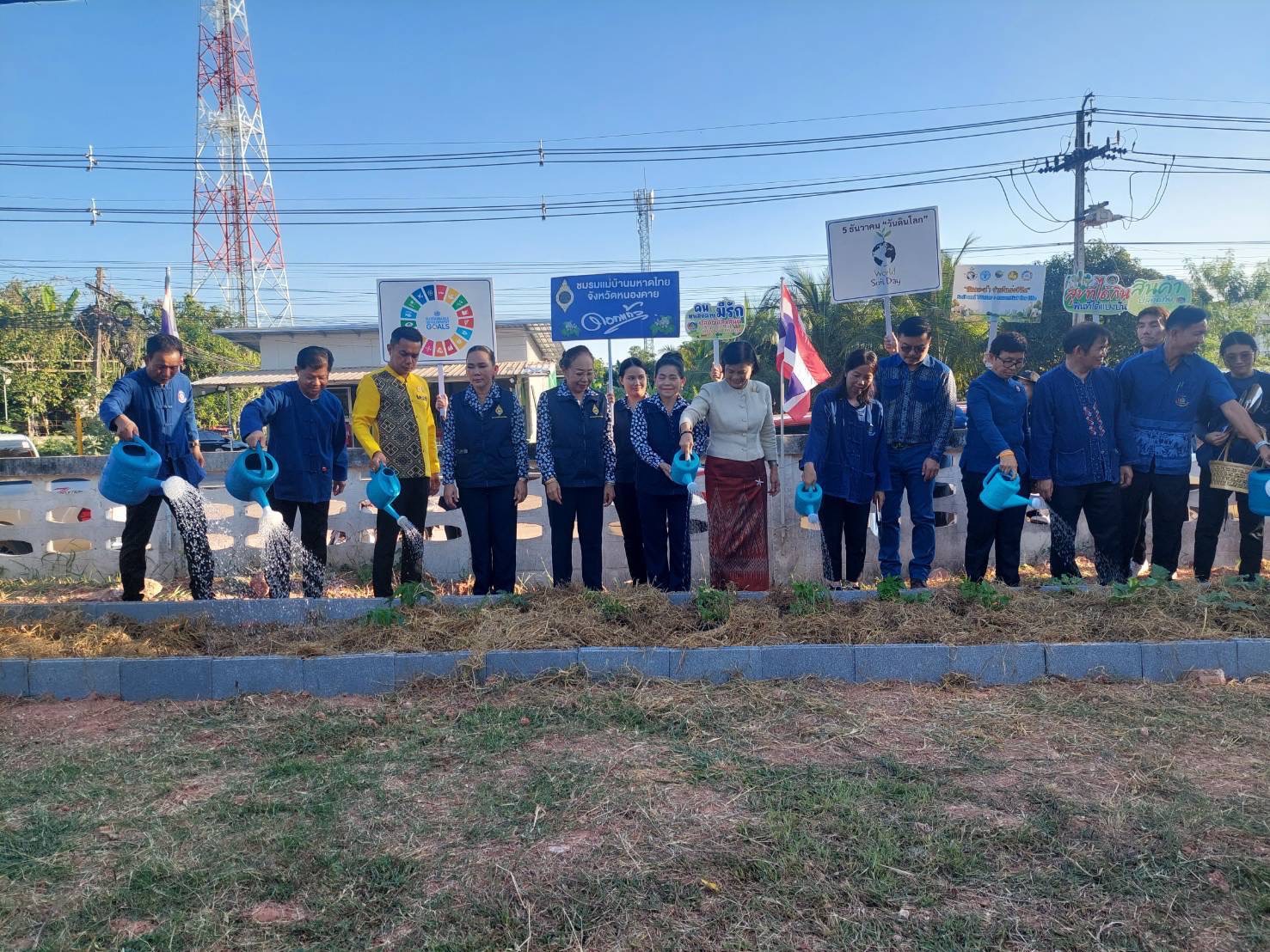 พ่อเมืองหนองคาย ร่วมกับ พช.หนองคาย ผนึกกำลัง ผู้นำ อช. อำเภอเมืองหนองคาย Kick off ขับเคลื่อนการน้อมนำแนวพระราชดำริของสมเด็จพระกนิษฐาธิราชเจ้า กรมสมเด็จพระเทพรัตนราชสุดาฯ สยามบรมราชกุมารี สู่ปฏิบัติการปลูกผักสวนครัว เพื่อสร้างความมั่นคงทางอาหาร ผ่านกิจกรรม “ผู้นำต้องทำก่อน”