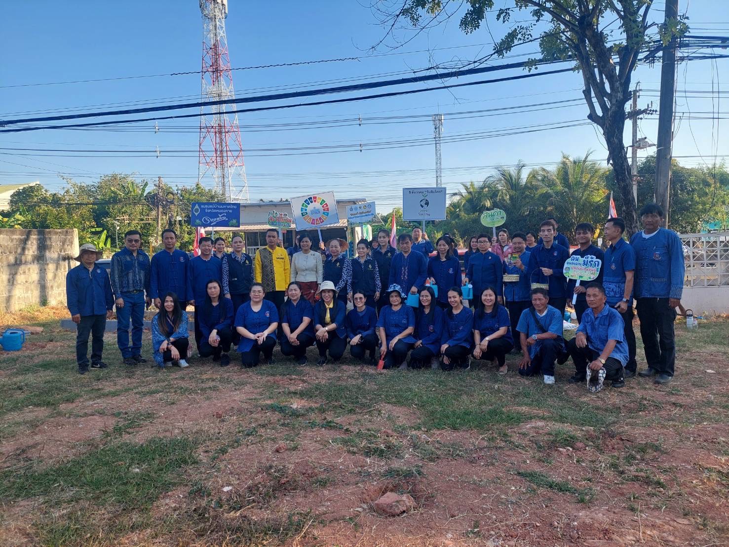 พ่อเมืองหนองคาย ร่วมกับ พช.หนองคาย ผนึกกำลัง ผู้นำ อช. อำเภอเมืองหนองคาย Kick off ขับเคลื่อนการน้อมนำแนวพระราชดำริของสมเด็จพระกนิษฐาธิราชเจ้า กรมสมเด็จพระเทพรัตนราชสุดาฯ สยามบรมราชกุมารี สู่ปฏิบัติการปลูกผักสวนครัว เพื่อสร้างความมั่นคงทางอาหาร ผ่านกิจกรรม “ผู้นำต้องทำก่อน”