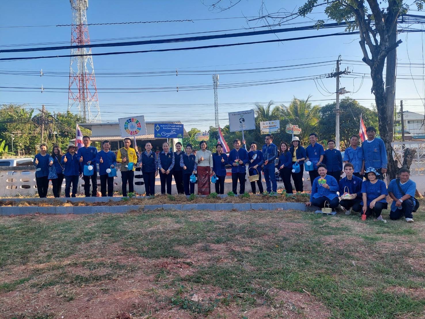 พ่อเมืองหนองคาย ร่วมกับ พช.หนองคาย ผนึกกำลัง ผู้นำ อช. อำเภอเมืองหนองคาย Kick off ขับเคลื่อนการน้อมนำแนวพระราชดำริของสมเด็จพระกนิษฐาธิราชเจ้า กรมสมเด็จพระเทพรัตนราชสุดาฯ สยามบรมราชกุมารี สู่ปฏิบัติการปลูกผักสวนครัว เพื่อสร้างความมั่นคงทางอาหาร ผ่านกิจกรรม “ผู้นำต้องทำก่อน”